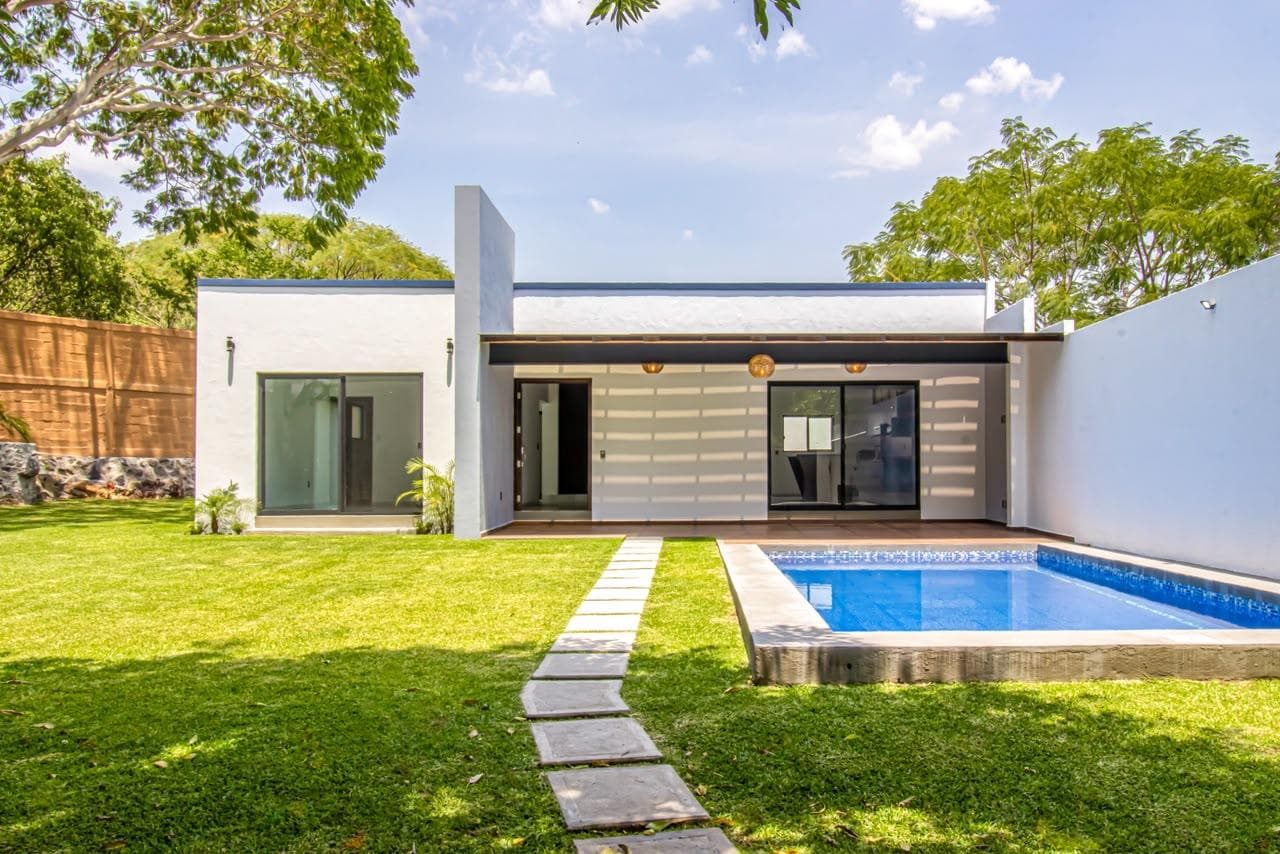 Single-Story House for Sale with a Pool and Spacious Yard in Burgos Bugambilas