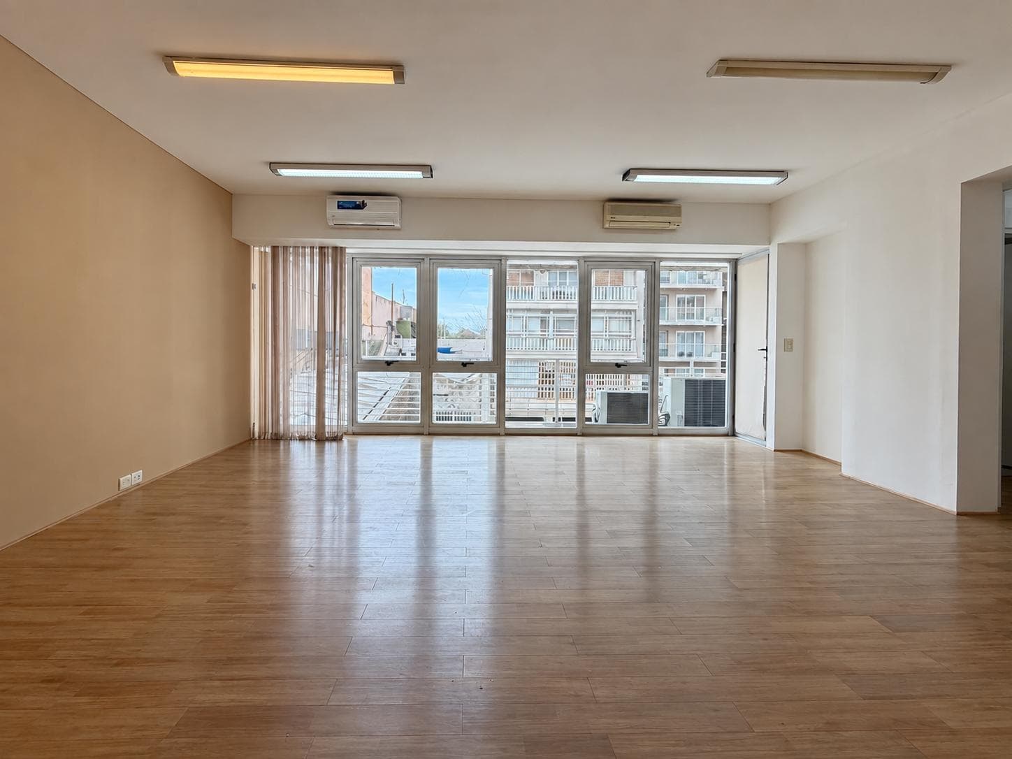 128 m² office for rent with garage and open floor plan – Núñez