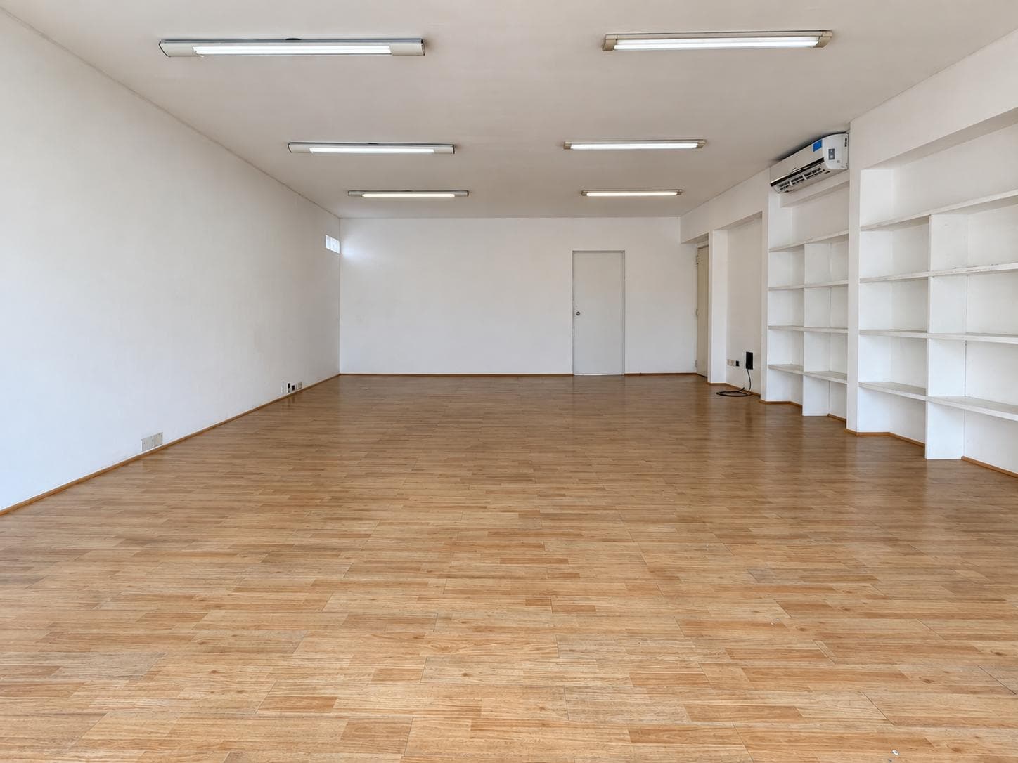 128 m² office for rent with garage and open floor plan – Núñez