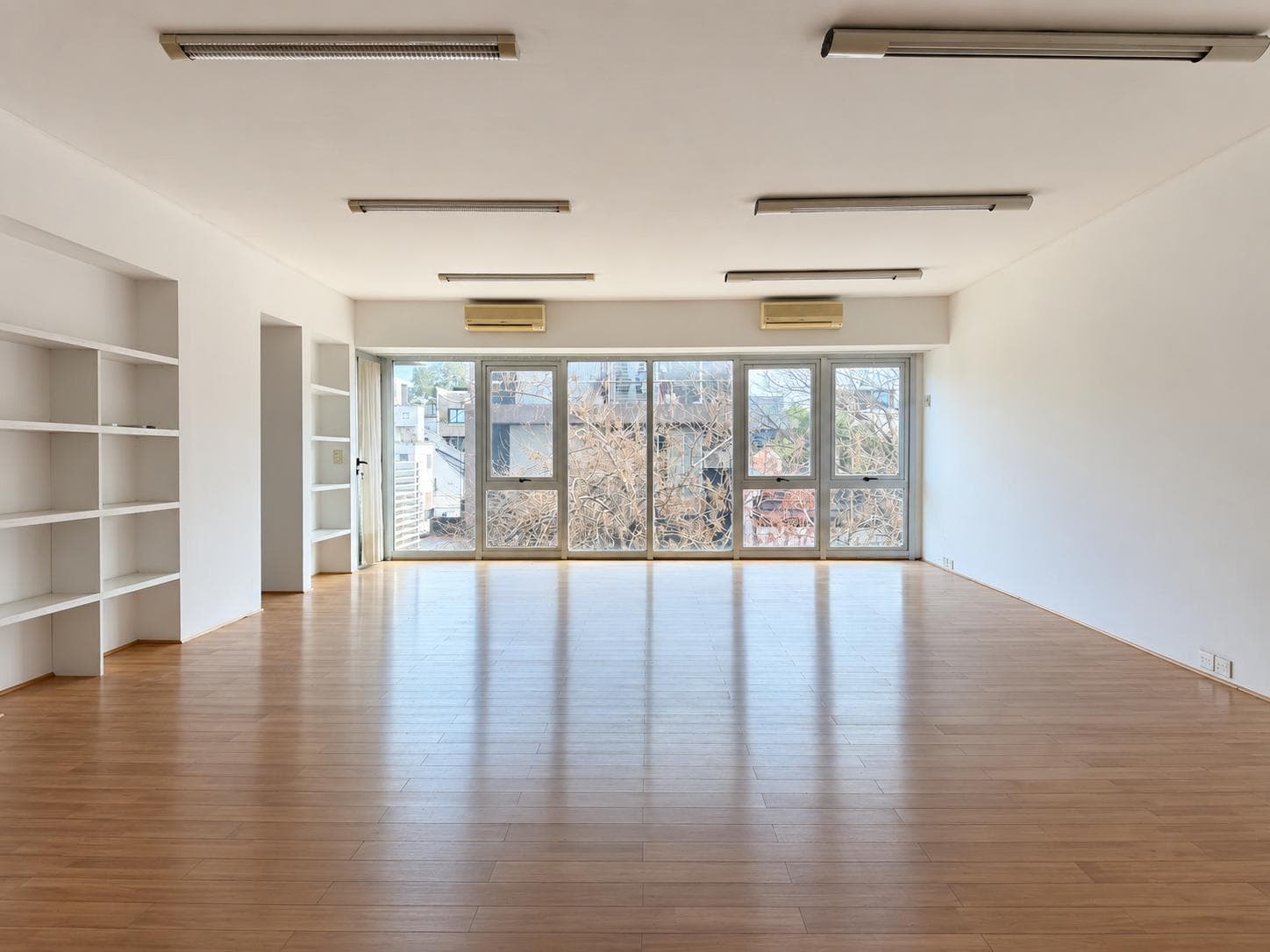 128 m² office for rent with garage and open floor plan – Núñez