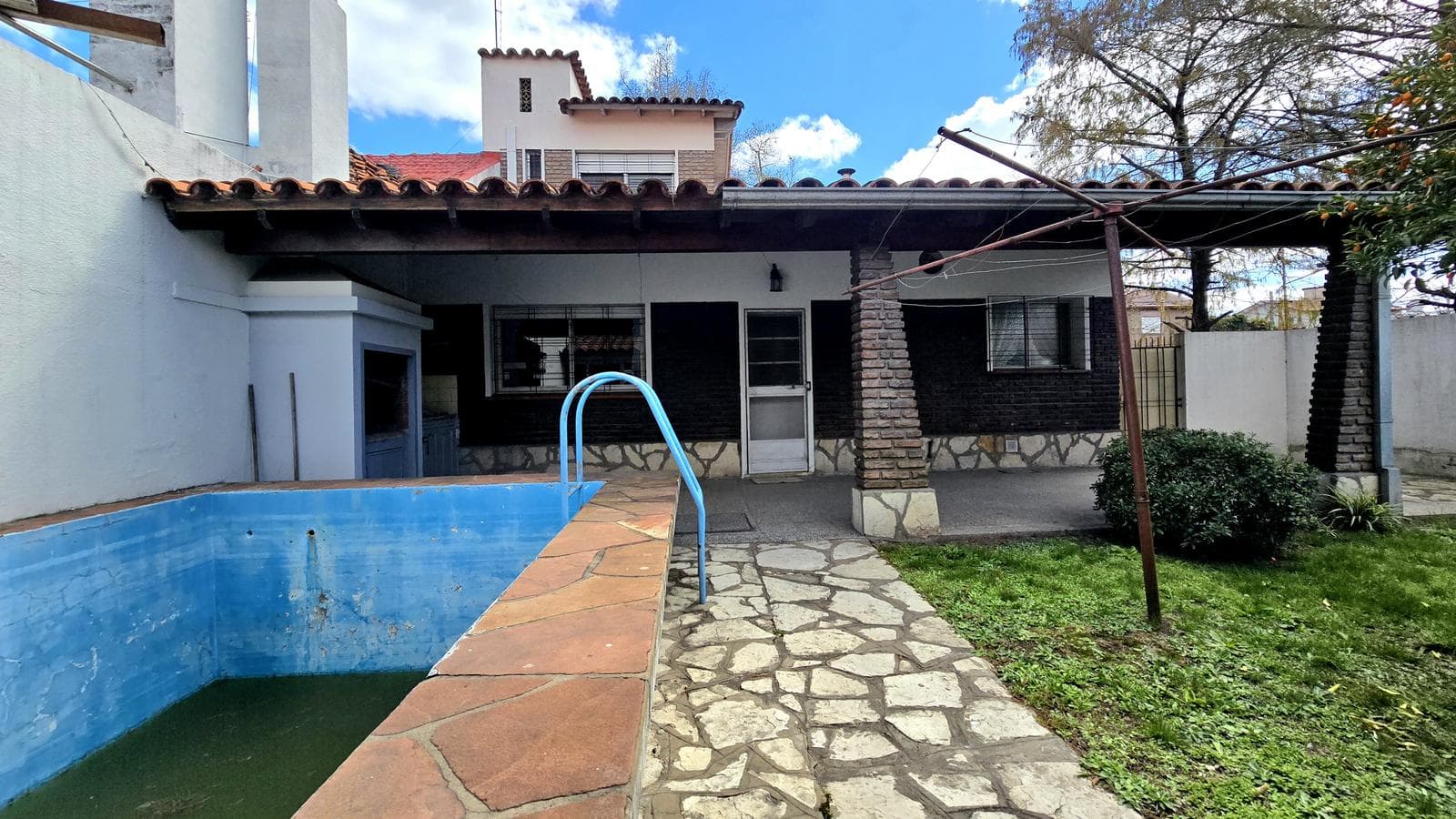 4-room house for sale in Castelar Norte—Mortgage-eligible