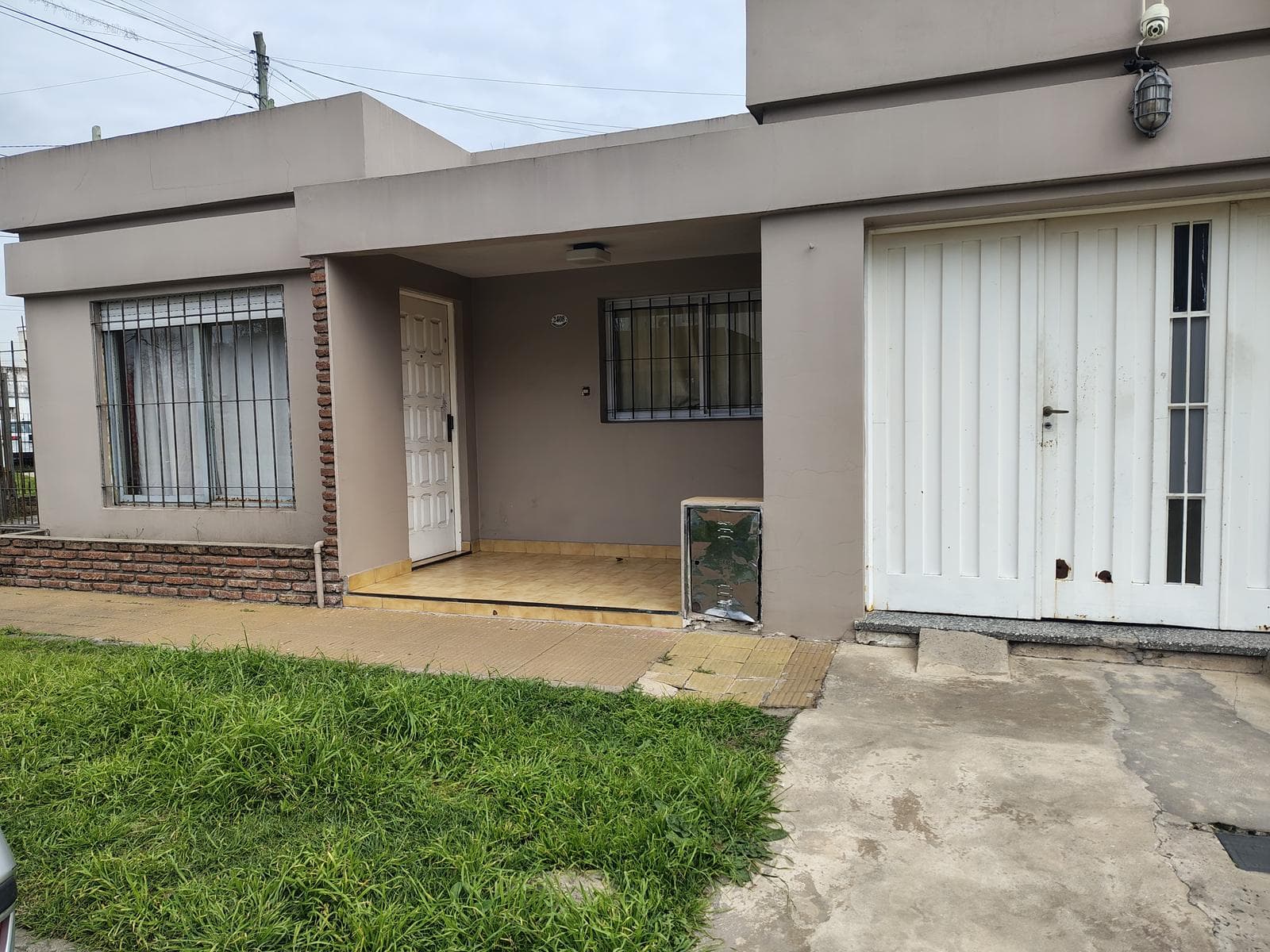 4-room house for sale in Castelar Norte, eligible for financing, with a garage