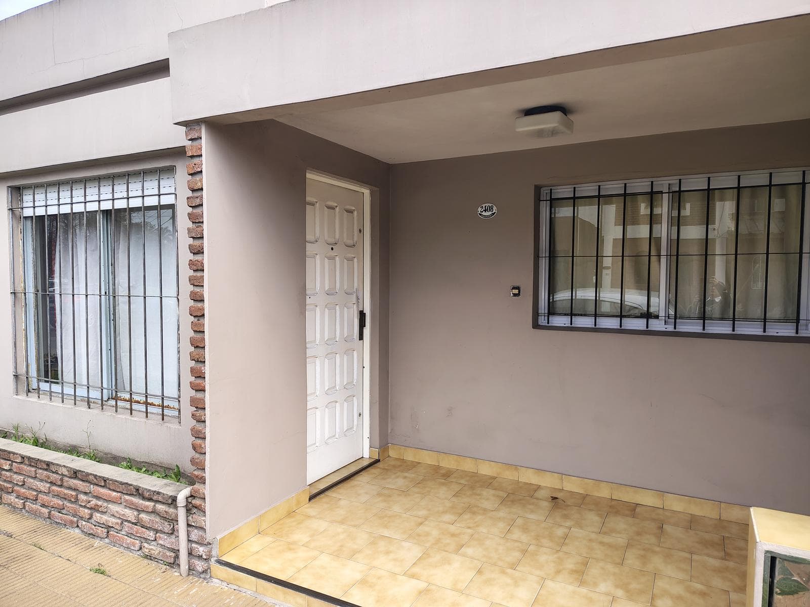 4-room house for sale in Castelar Norte, eligible for financing, with a garage