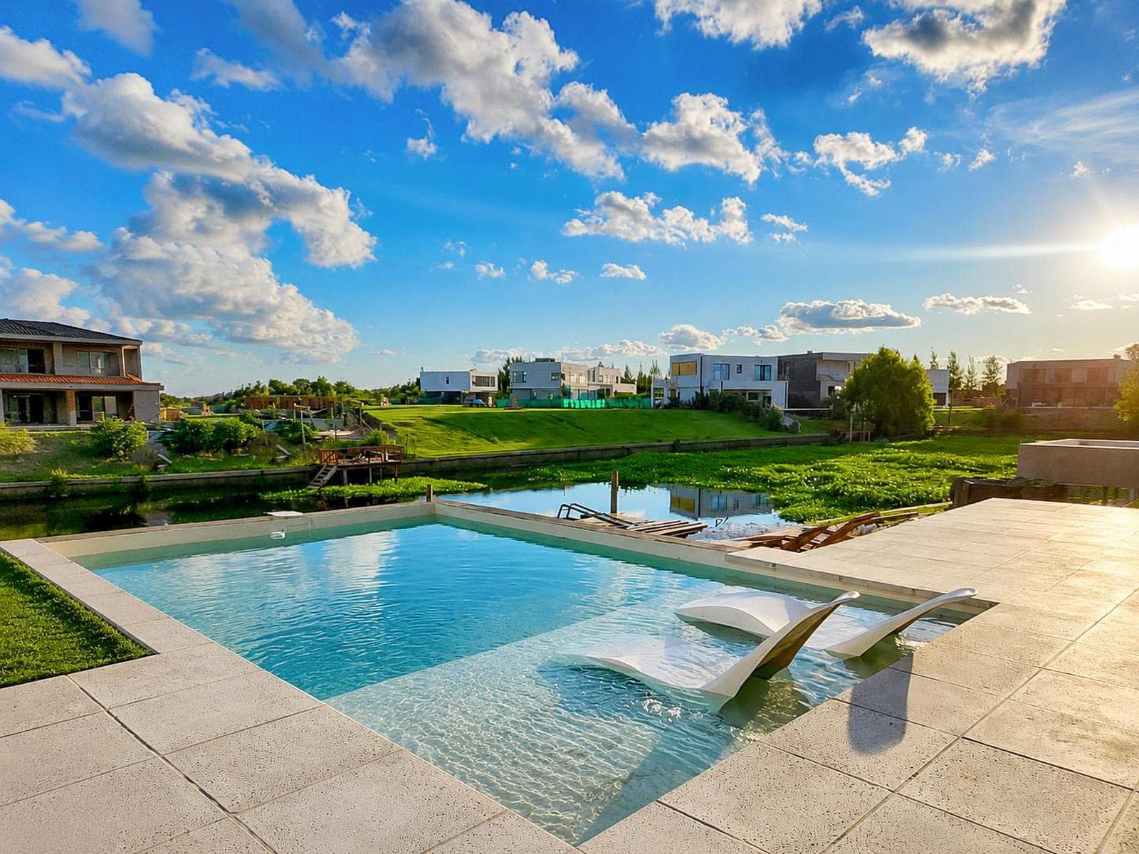 Annual Rental: 4-Bedroom House by the River with Boat Slip in the El Canal Neighborhood, Villanueva, Tigre