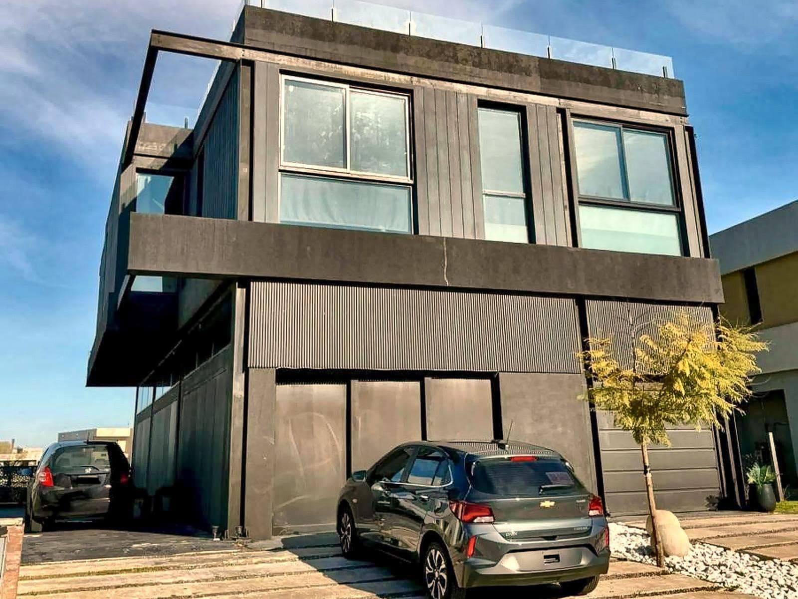 Annual Rental: 4-Bedroom House by the River with Boat Slip in the El Canal Neighborhood, Villanueva, Tigre