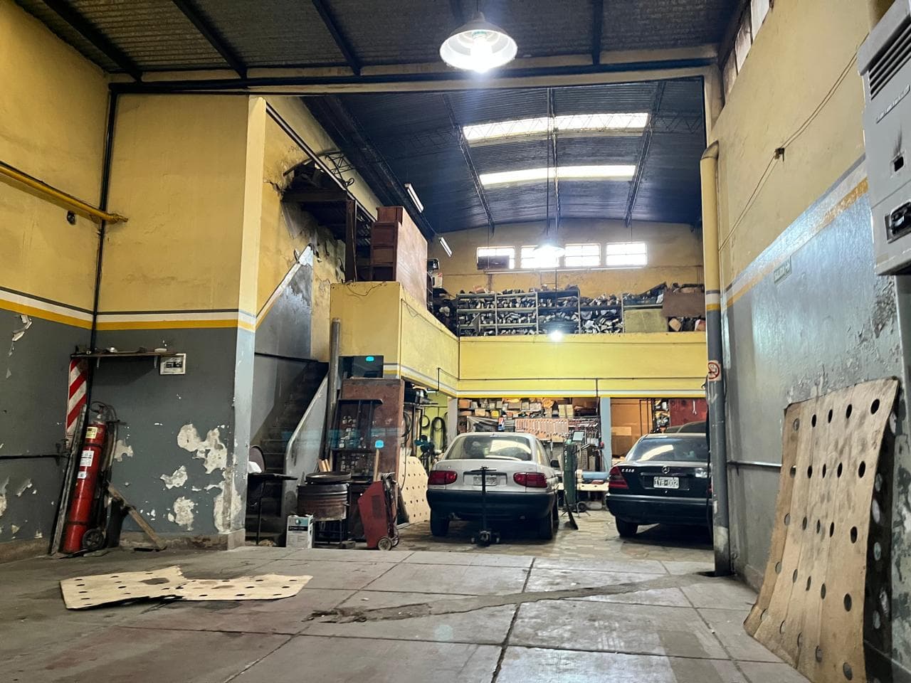 VILLA CRESPO: 360 m² SINGLE-STORY MULTI-PURPOSE WAREHOUSE, STORAGE FACILITY, WORKSHOP, ETC., ETC.