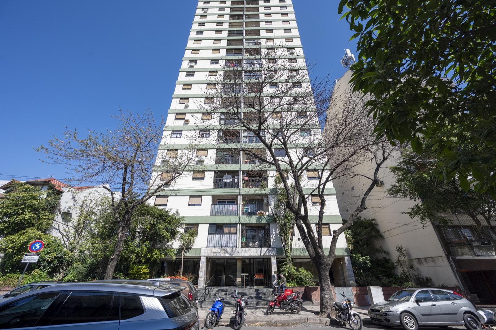 2-Room Apartment for Sale in Flores