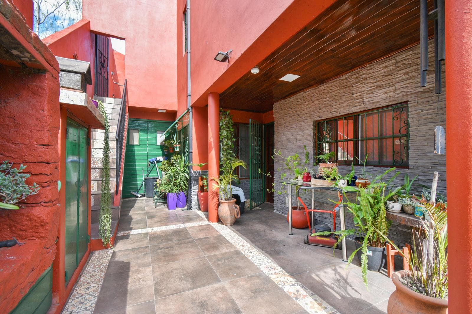 3-room house for sale with potential for expansion, garden, and garage in Moreno