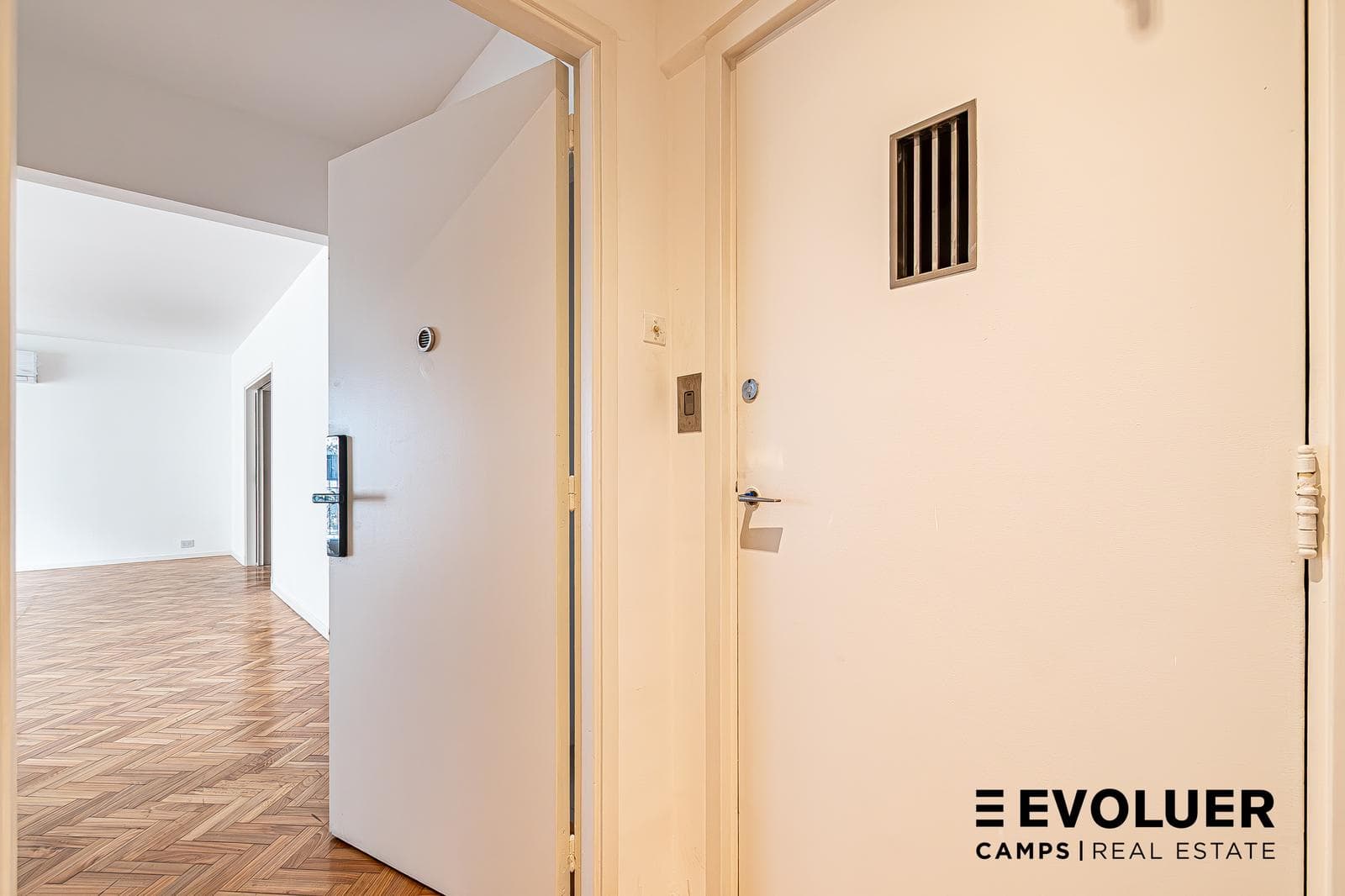 5-Room Apartment for Sale with Garage and Storage Unit - Recoleta