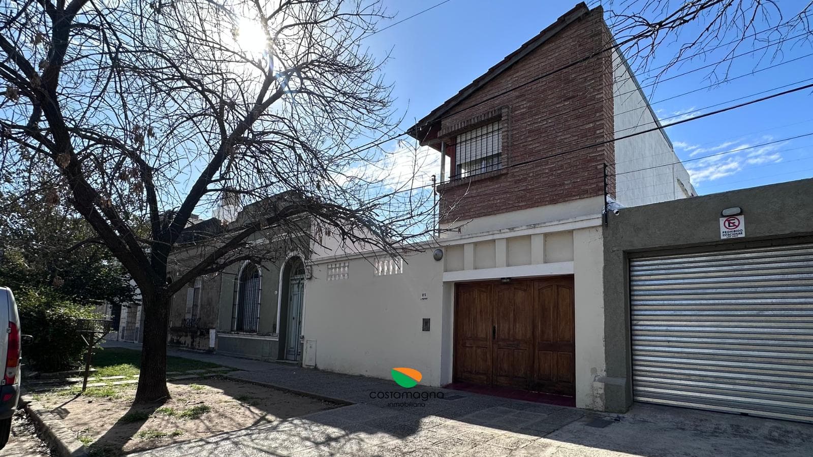 3-bedroom, 3-bathroom house with a garage and pool in Juniors