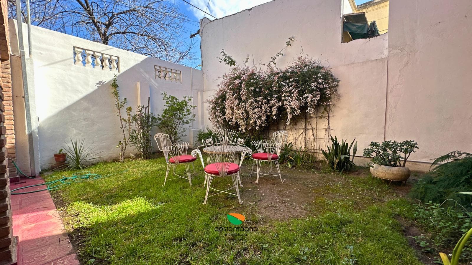 3-bedroom, 3-bathroom house with a garage and pool in Juniors