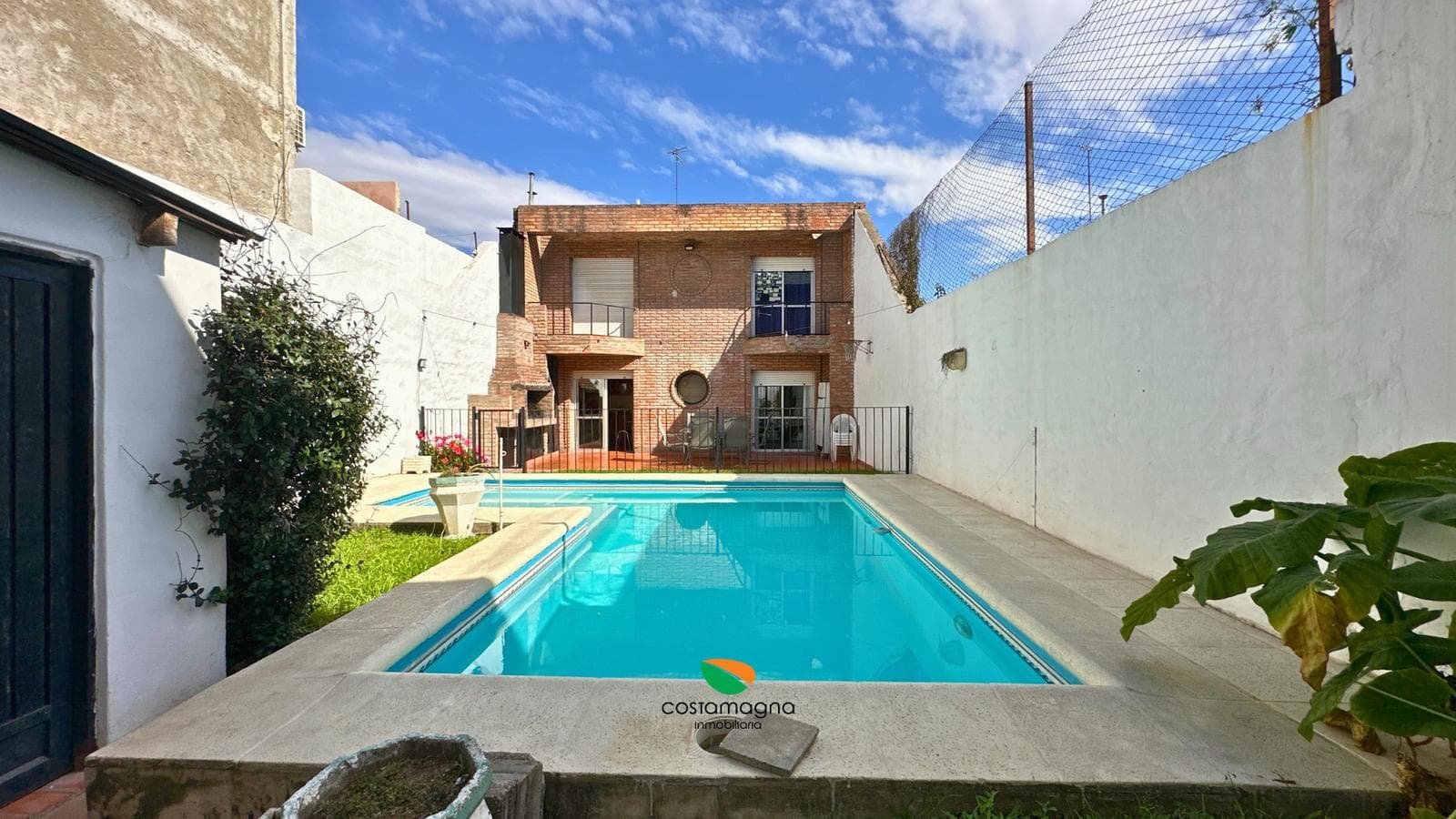 3-bedroom, 3-bathroom house with a garage and pool in Juniors