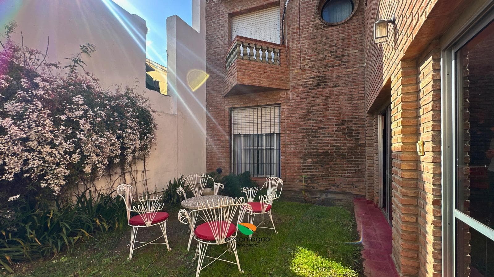 3-bedroom, 3-bathroom house with a garage and pool in Juniors