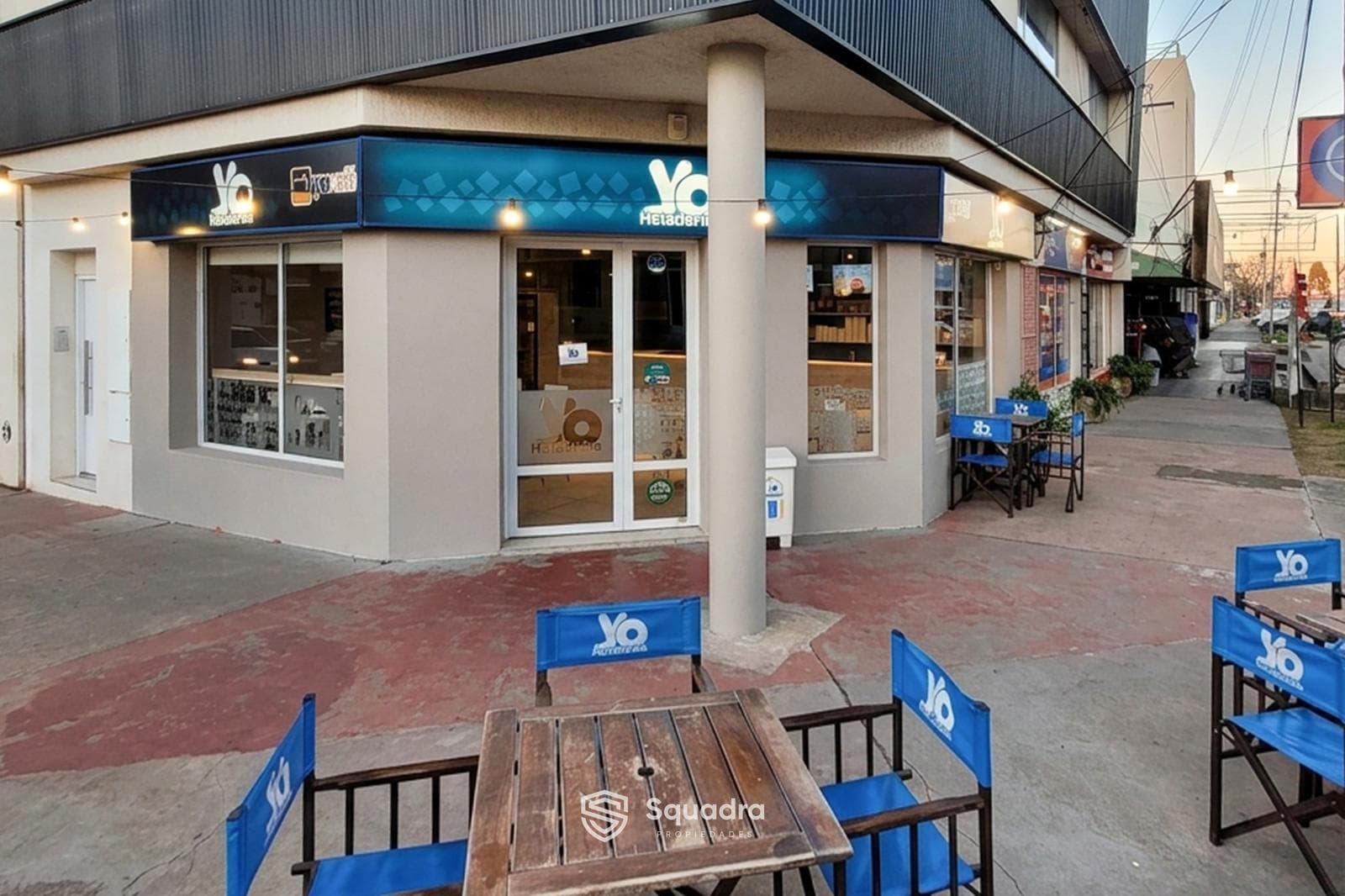 FOR SALE - Business: ice cream shop, coffee shop, and take-out café - Funes.