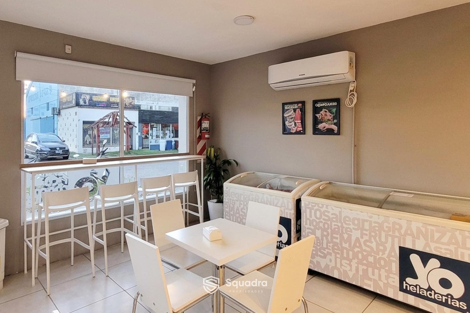FOR SALE - Business: ice cream shop, coffee shop, and take-out café - Funes.