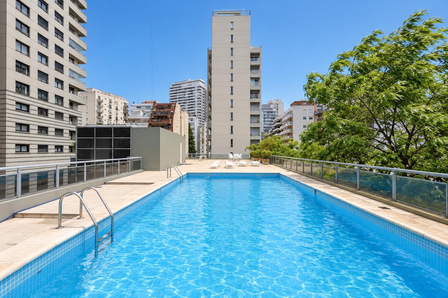 FURNISHED 3-ROOM APARTMENT FOR RENT, UPPER FLOOR, PARKING SPACE, AND AMENITIES – TORRE BULNES