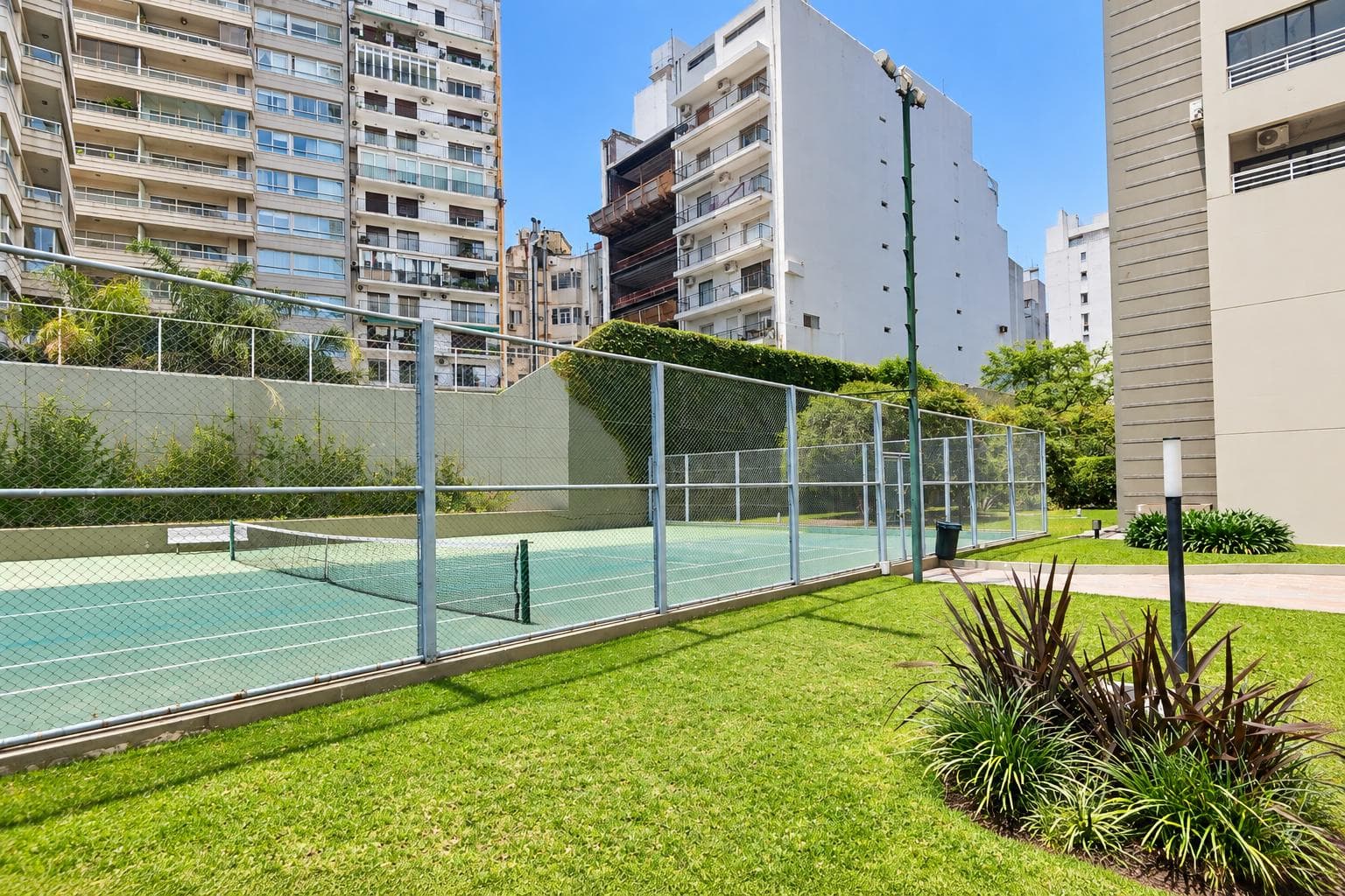 FURNISHED 3-ROOM APARTMENT FOR RENT, UPPER FLOOR, PARKING SPACE, AND AMENITIES – TORRE BULNES