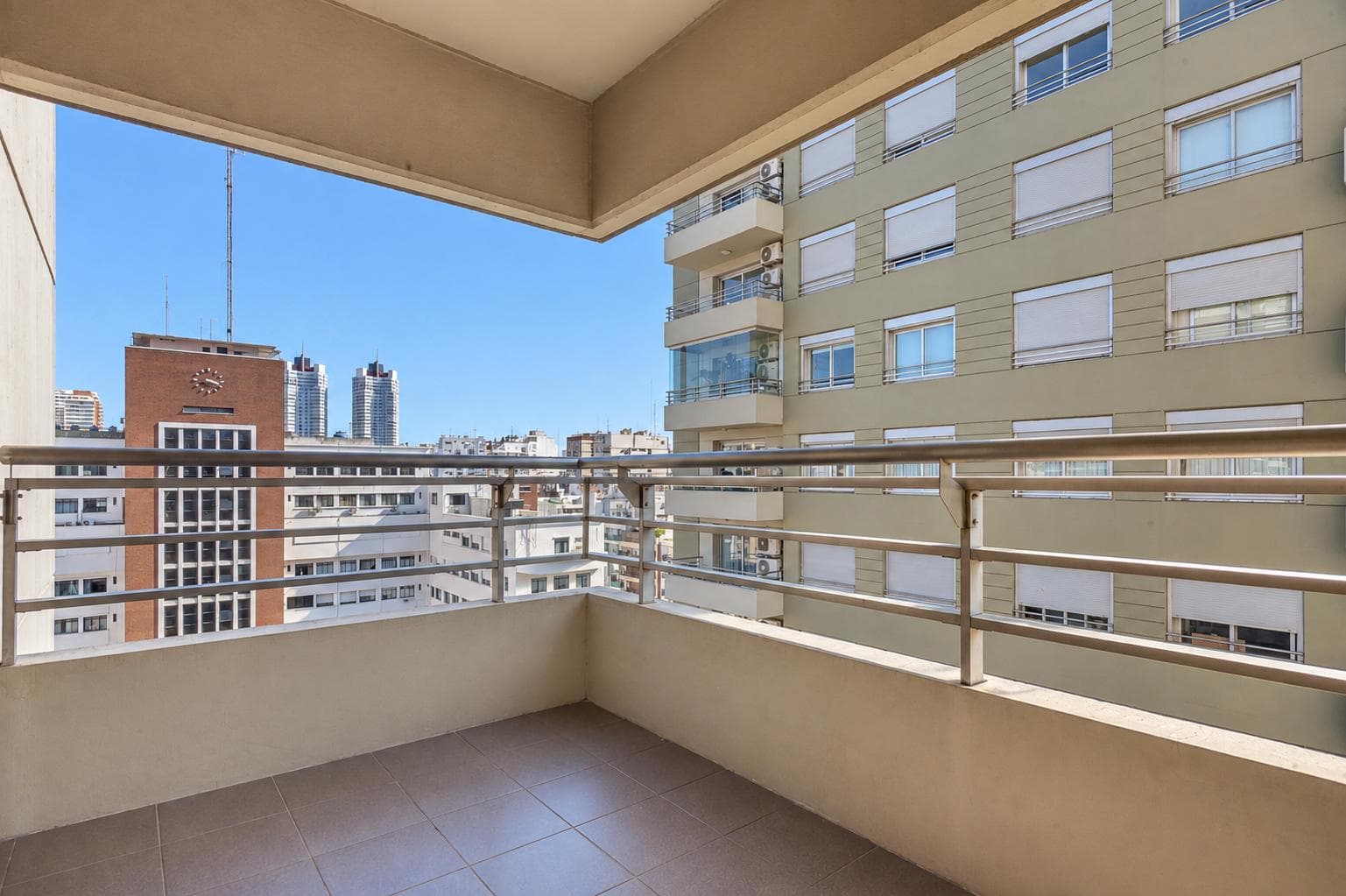 FURNISHED 3-ROOM APARTMENT FOR RENT, UPPER FLOOR, PARKING SPACE, AND AMENITIES – TORRE BULNES