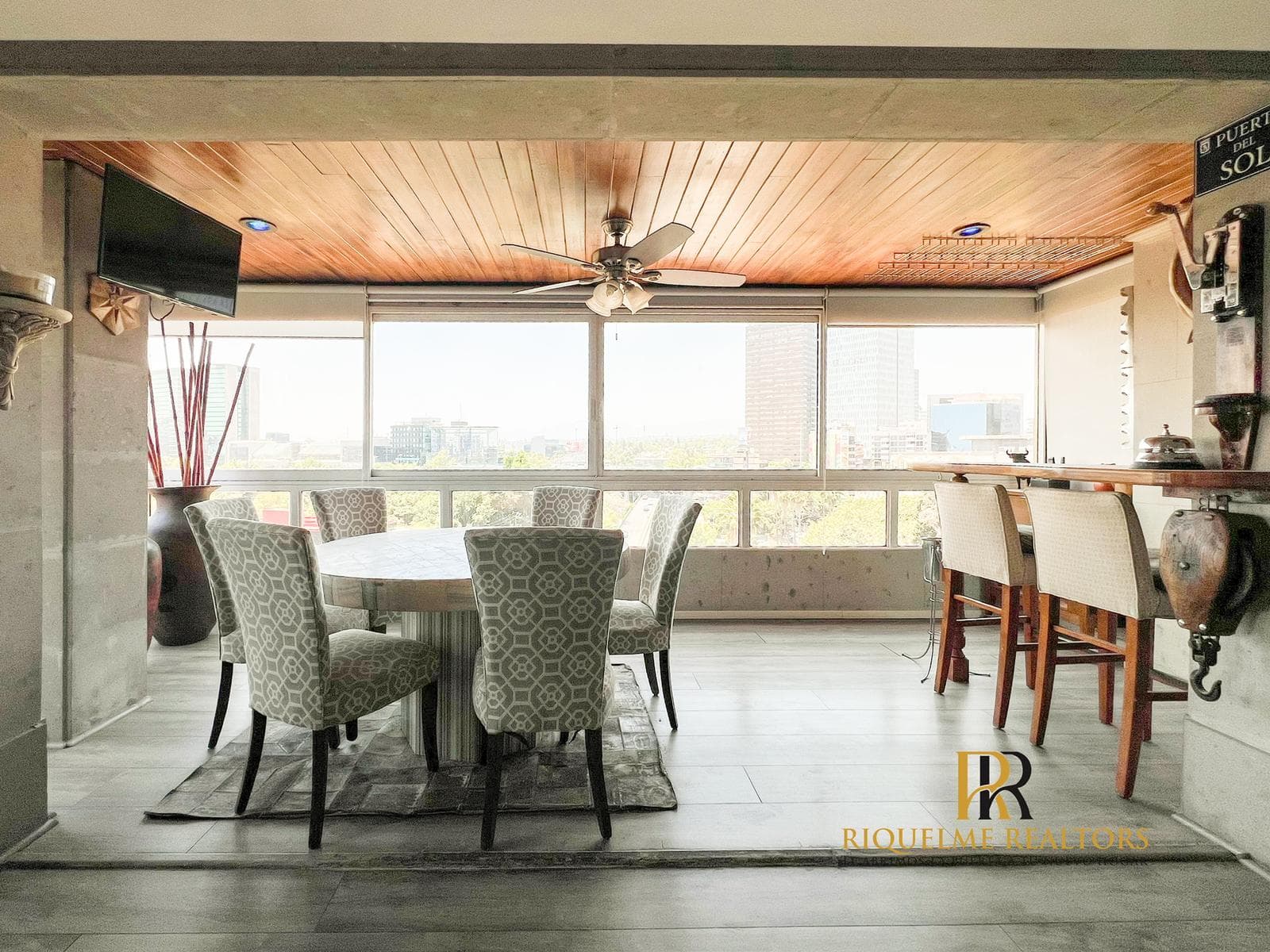 SPACIOUS, BRIGHT APARTMENT WITH PANORAMIC VIEWS