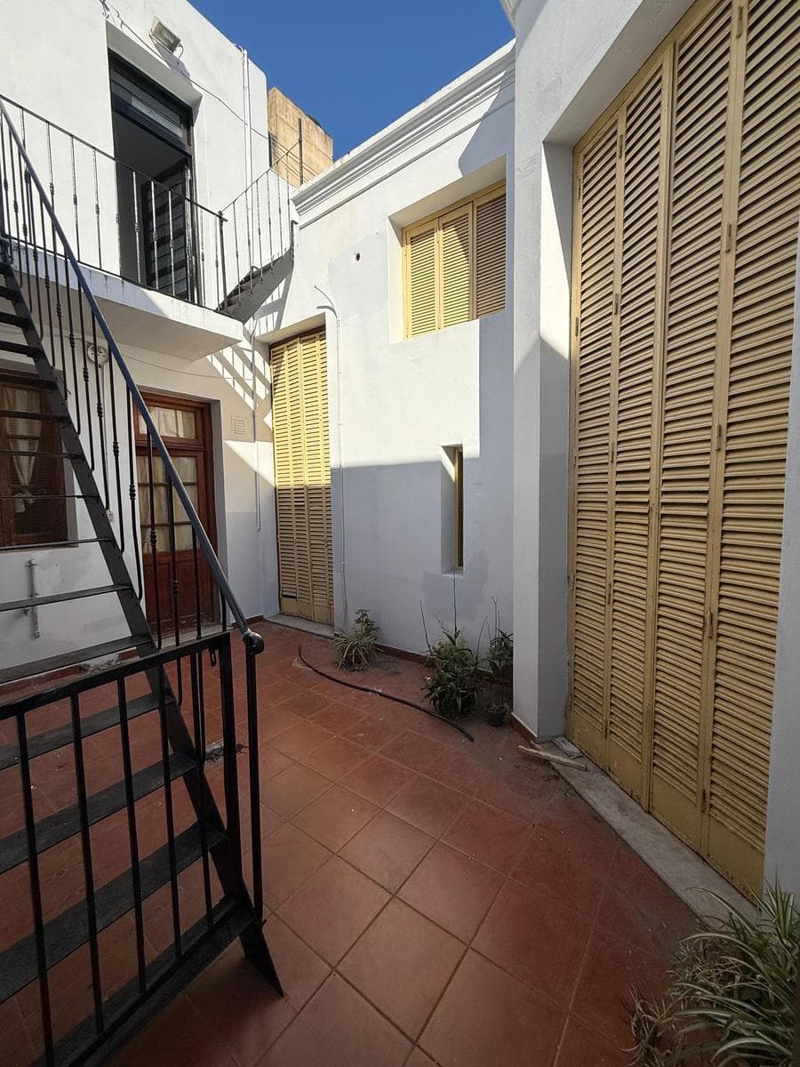One-bedroom apartment with a hallway—no maintenance fees!!