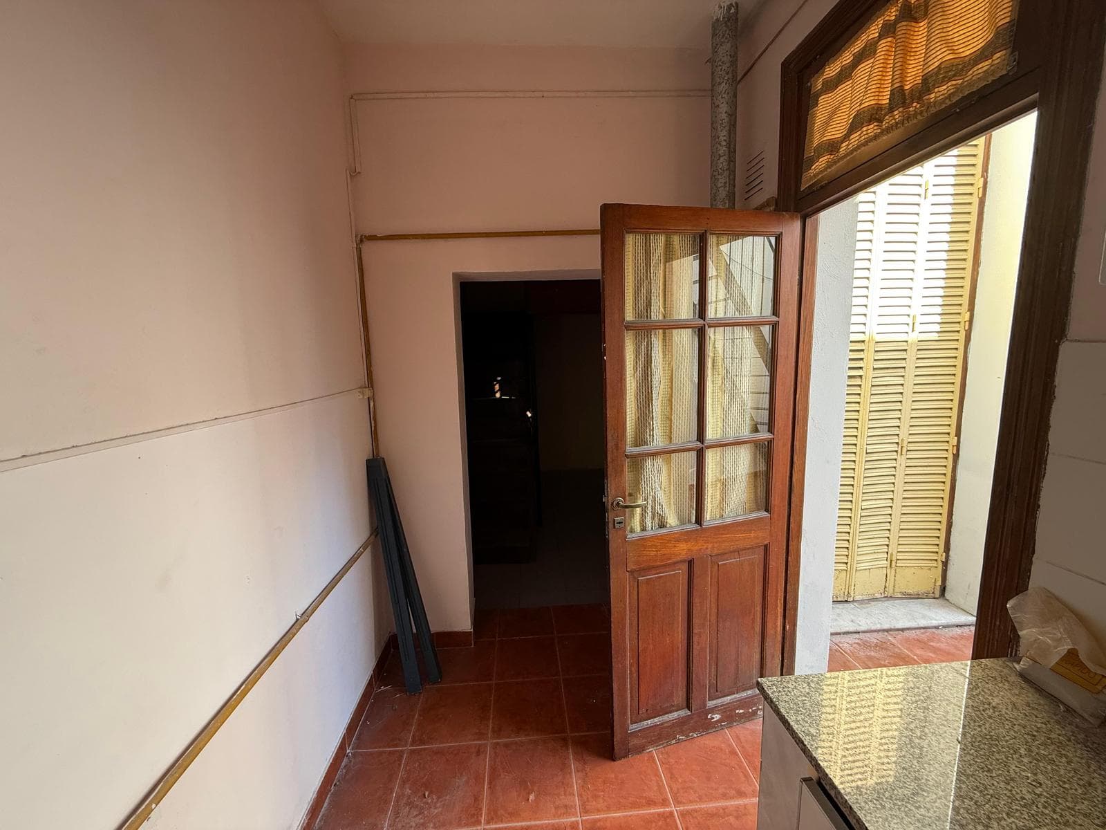 One-bedroom apartment with a hallway—no maintenance fees!!