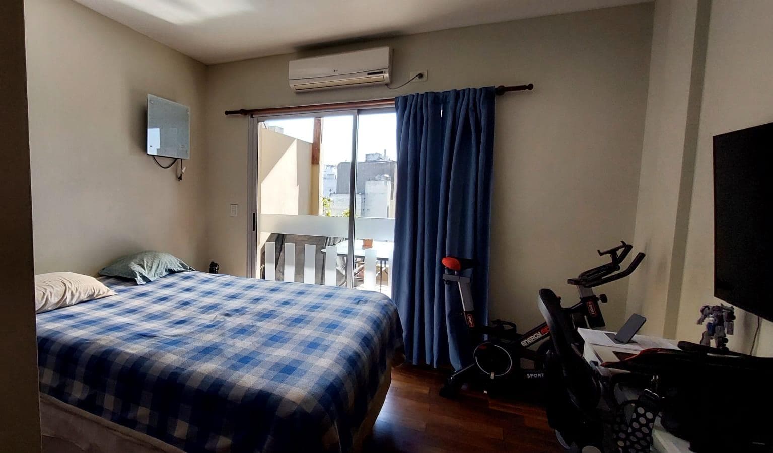 Spacious 5-Room Home with Amenities and a Pool in Monserrat