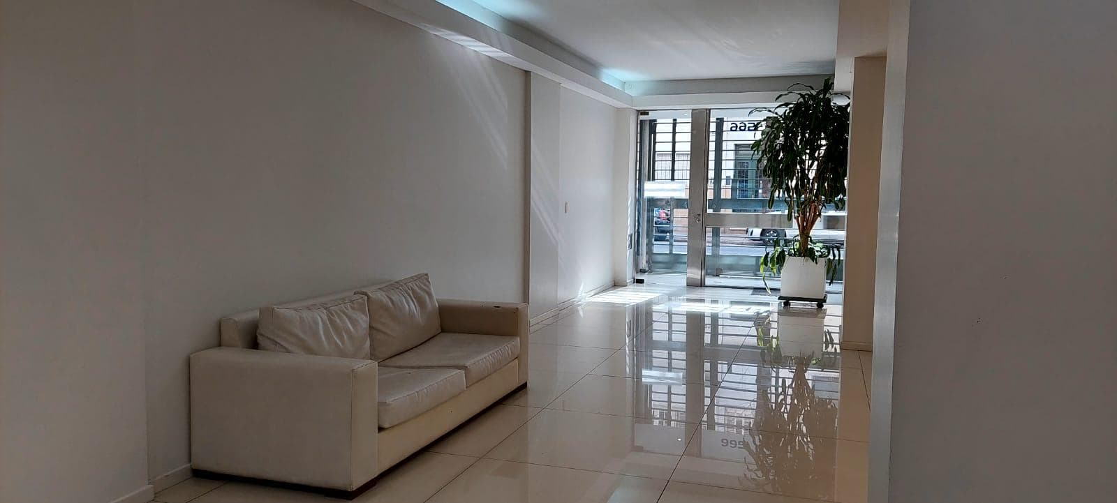 Spacious 5-Room Home with Amenities and a Pool in Monserrat