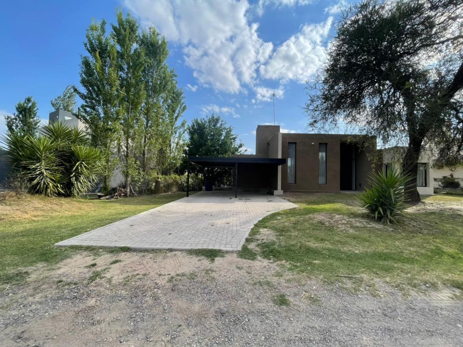 Vende casa de 3 dormitorios en country valle del Golf con escritura