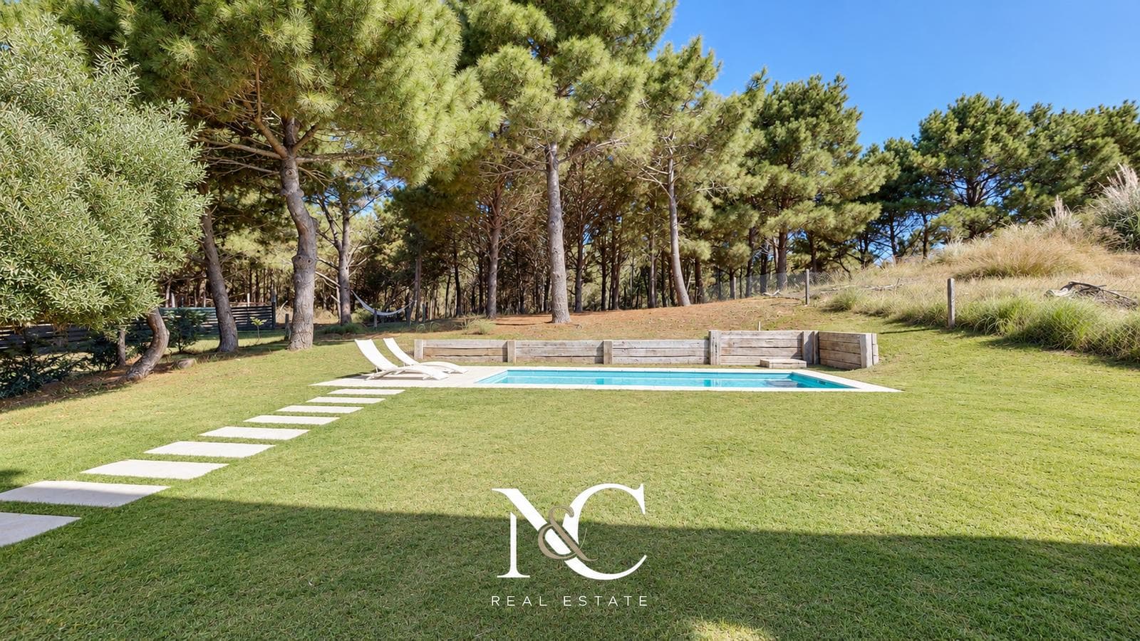 Casa en venta en Costa Esmeralda con fondo libre y piscina