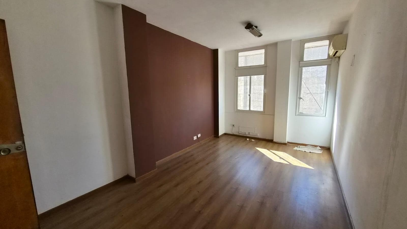 Office for rent, suitable for any type of business.