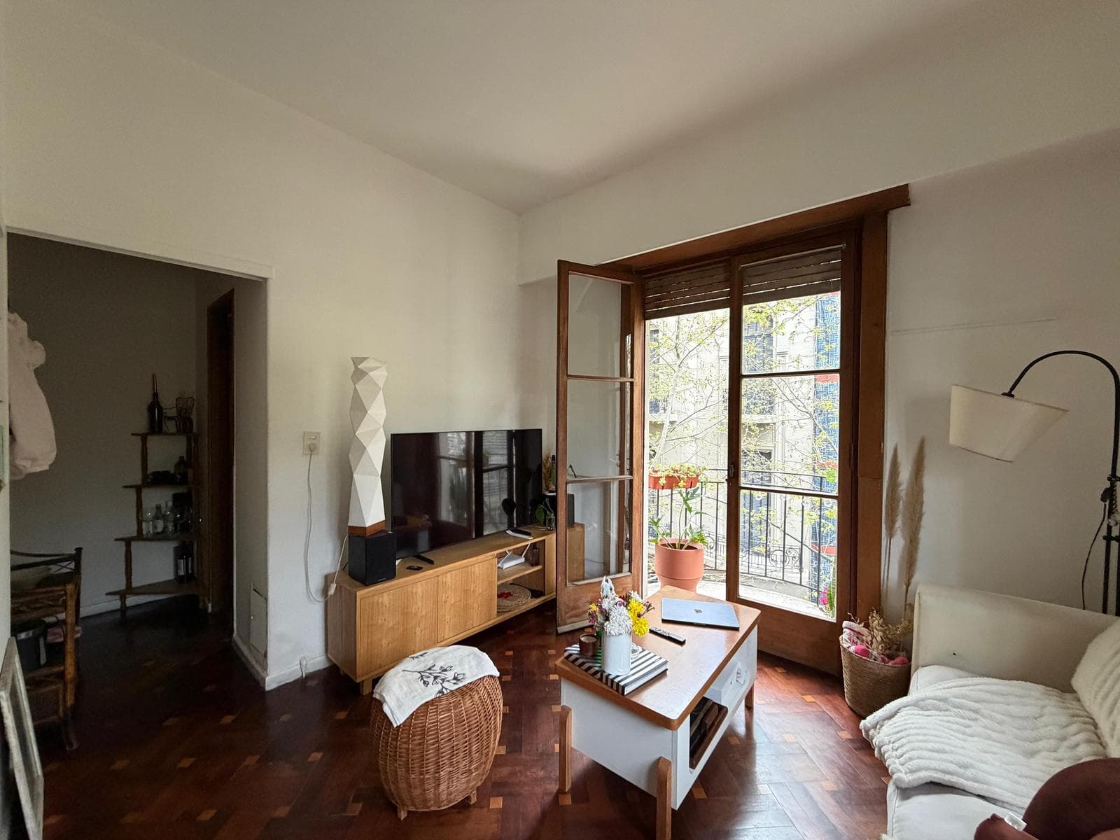 2-room apartment for sale, facing the street, very bright with a balcony—Recoleta