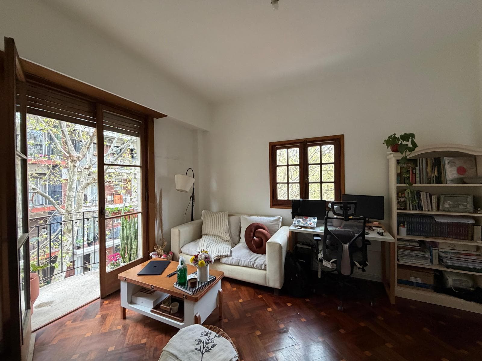 2-room apartment for sale, facing the street, very bright with a balcony—Recoleta