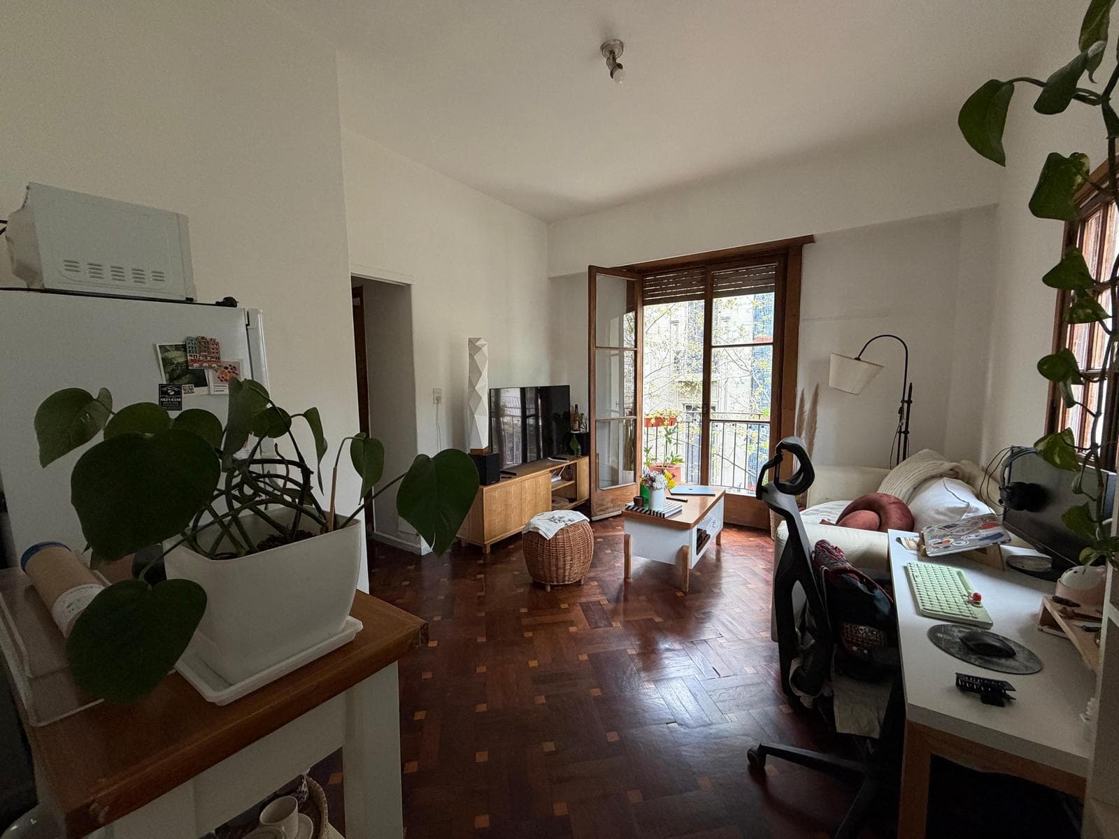 2-room apartment for sale, facing the street, very bright with a balcony—Recoleta