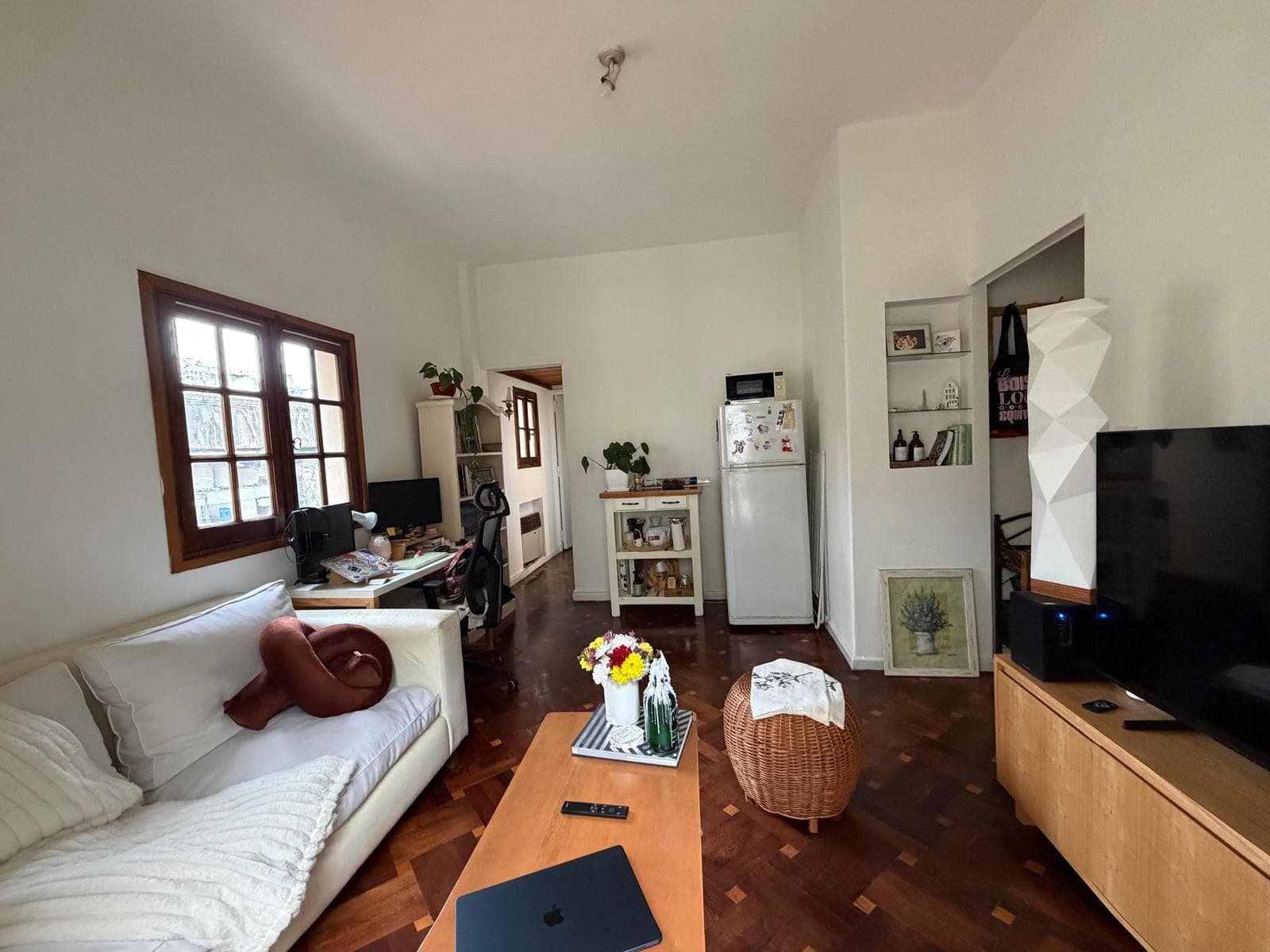 2-room apartment for sale, facing the street, very bright with a balcony—Recoleta