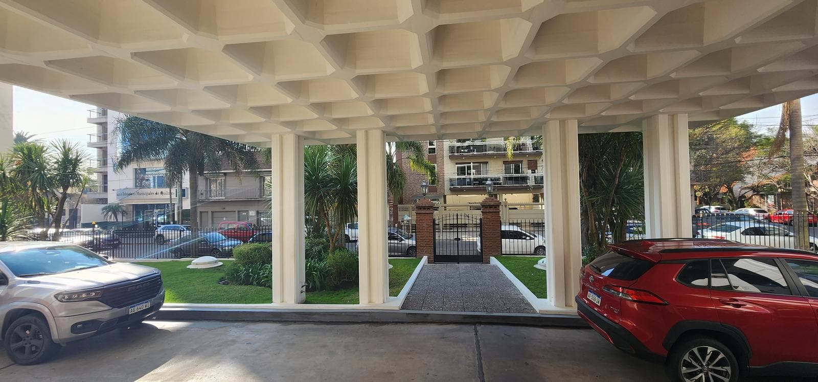 VENTA DE SEMIPISO 5 AMBIENTES CON 2 COCHERAS Y BAULERA-QUILMES CENTRO