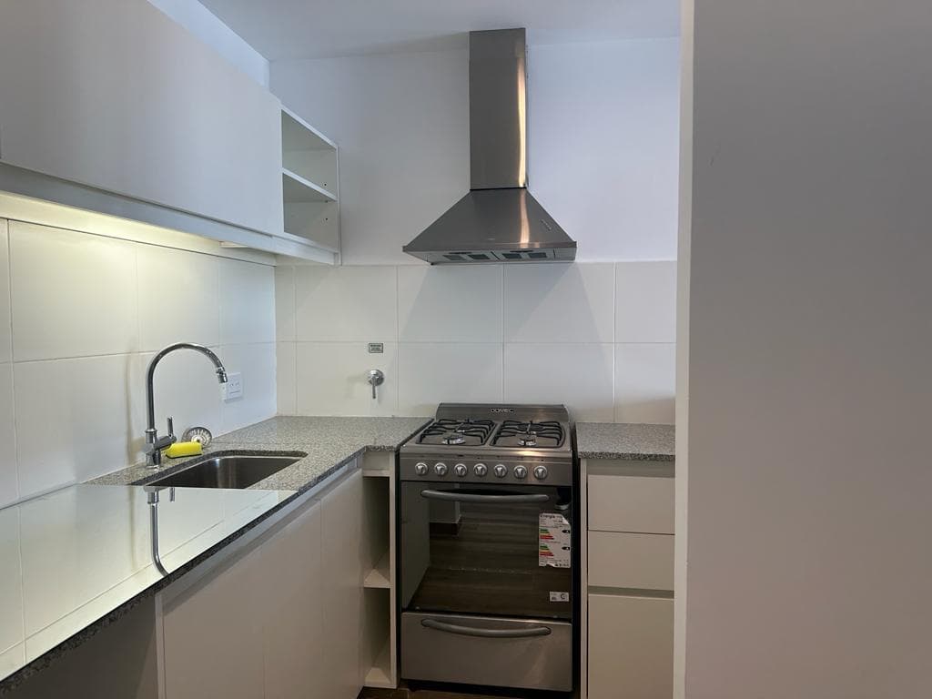 Studio apartment for rent, at the corner of 40th and 18th. It has a balcony, underfloor heating, and air conditioning. Excellent condition.