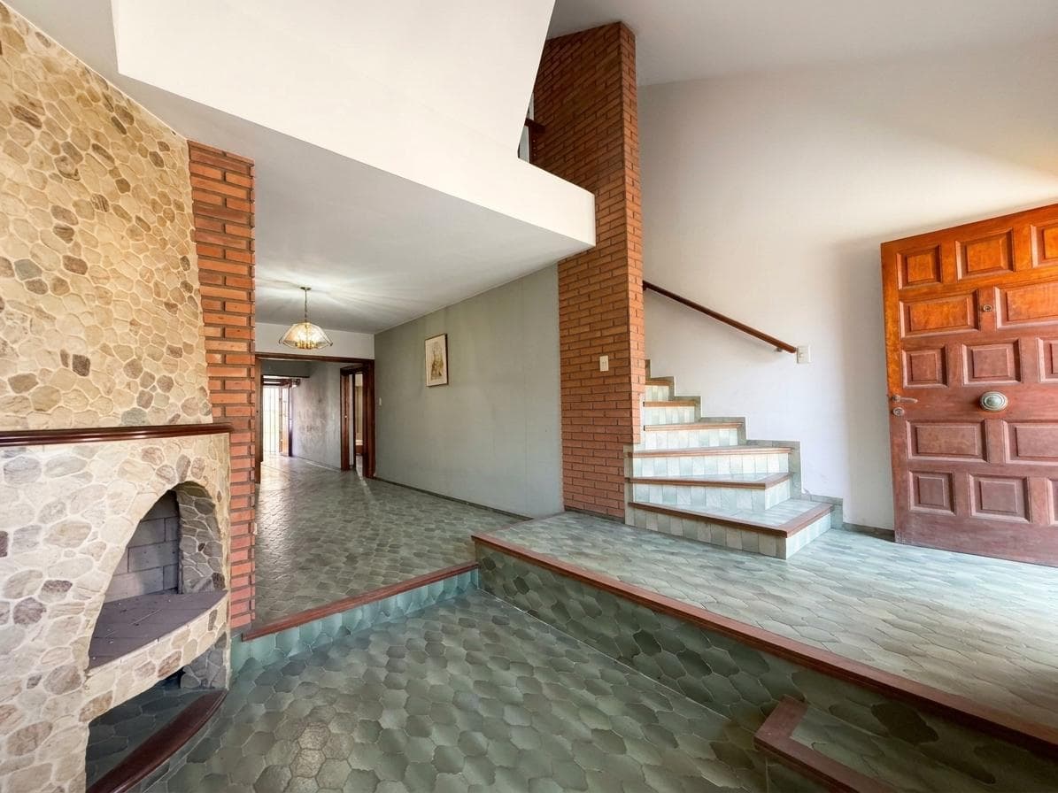 Casa de 3 dormitorios con jardín, pileta y cochera - Matheau, Rosario.