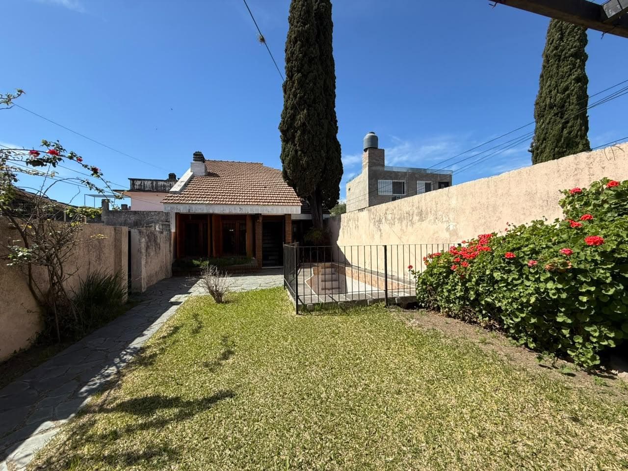 Casa de 3 dormitorios con jardín, pileta y cochera - Matheau, Rosario.