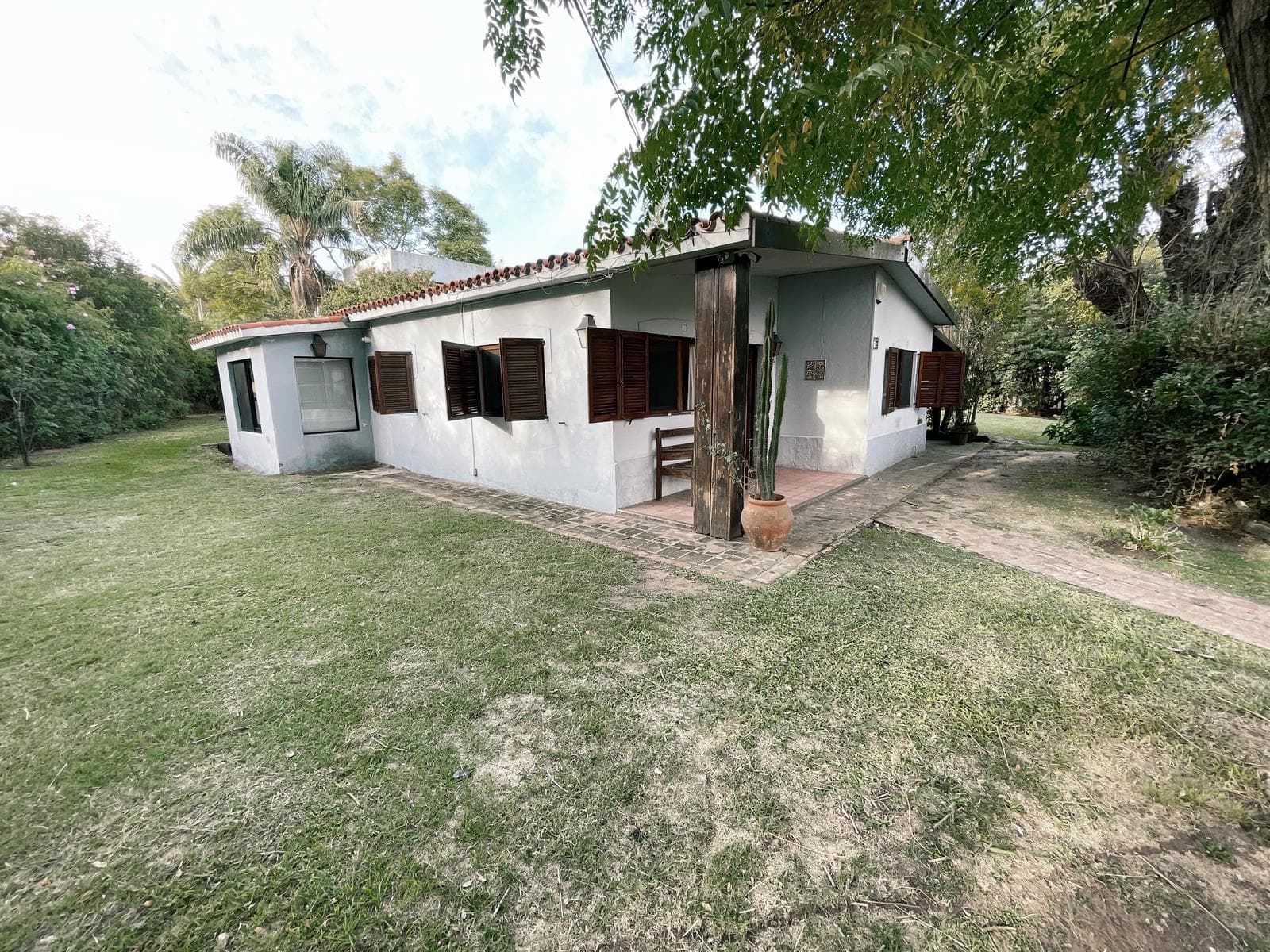Beautiful property with 2 houses and a spacious garden with a pool
