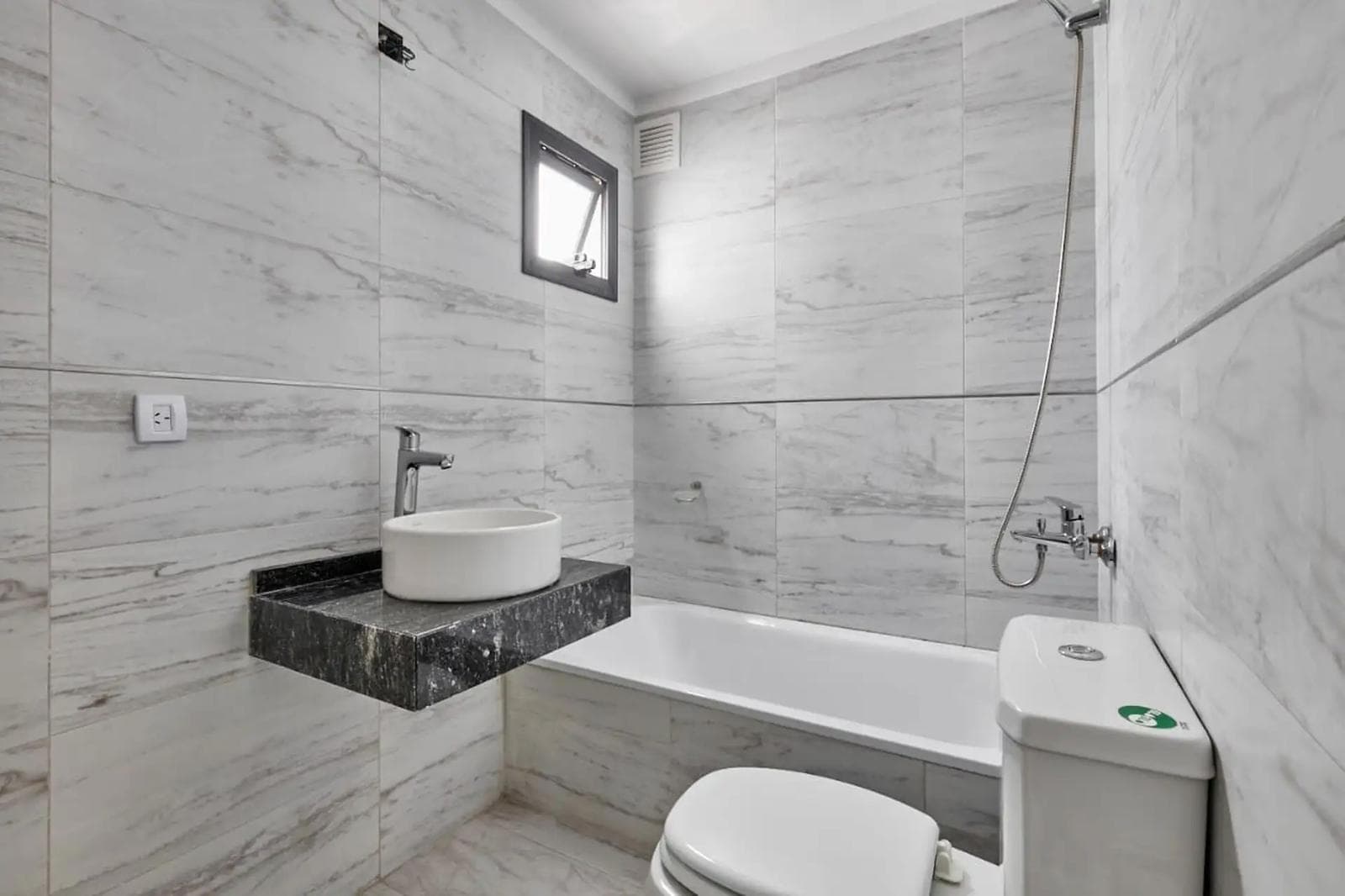 1-room apartment for rent in Nuñez, high floor, suitable for professionals