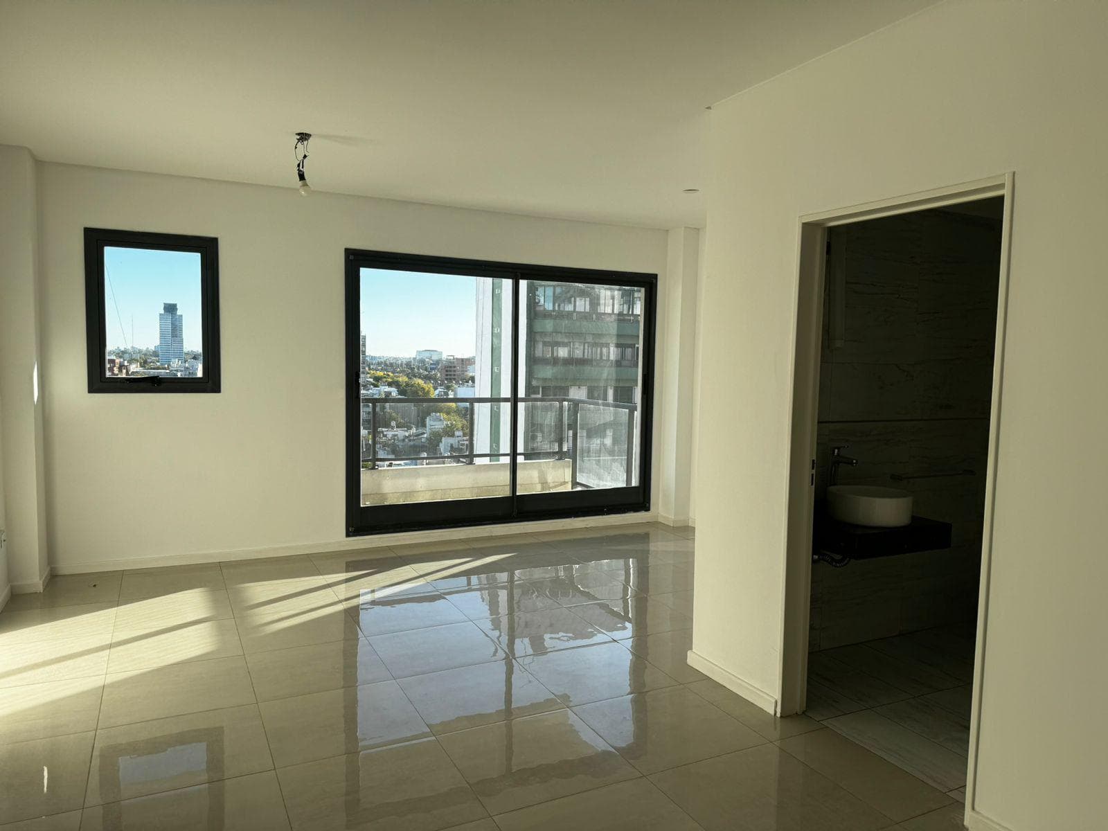 1-room apartment for rent in Nuñez, high floor, suitable for professionals