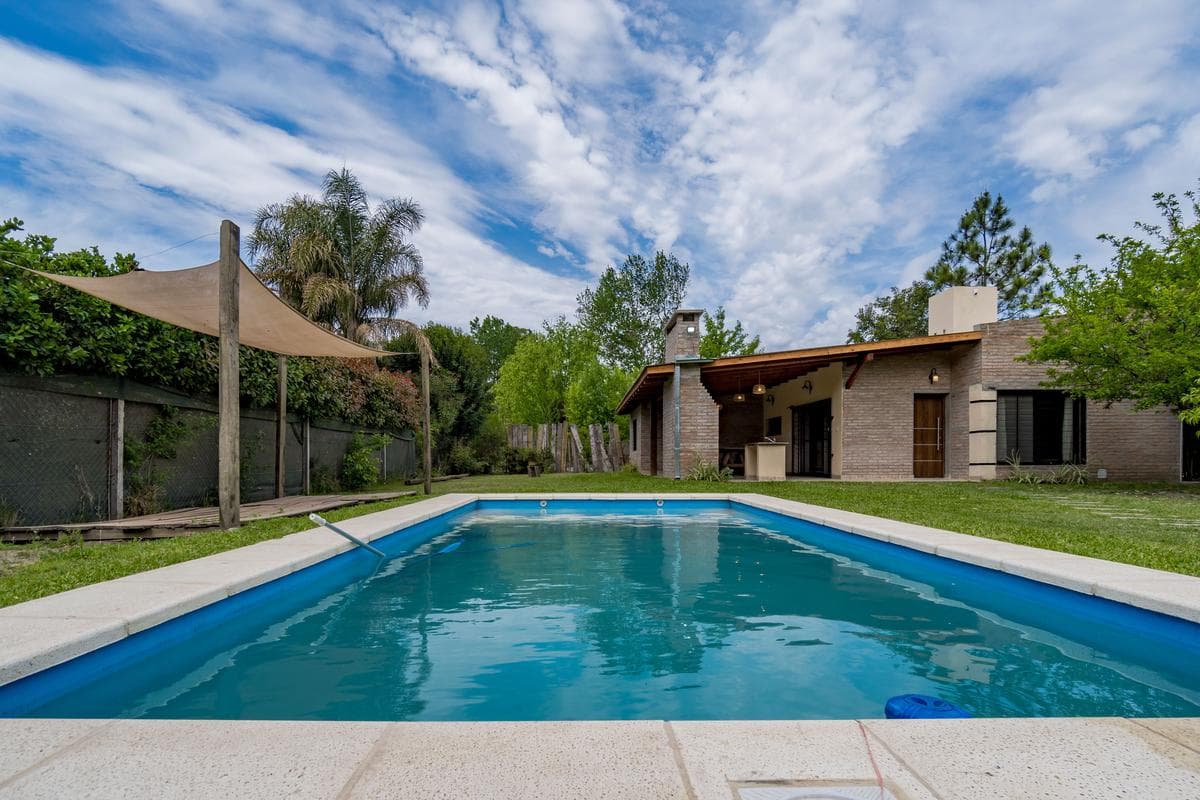 FOR SALE/TRADE - 2-bedroom house with a yard and pool - Roldán, Santa Fe.