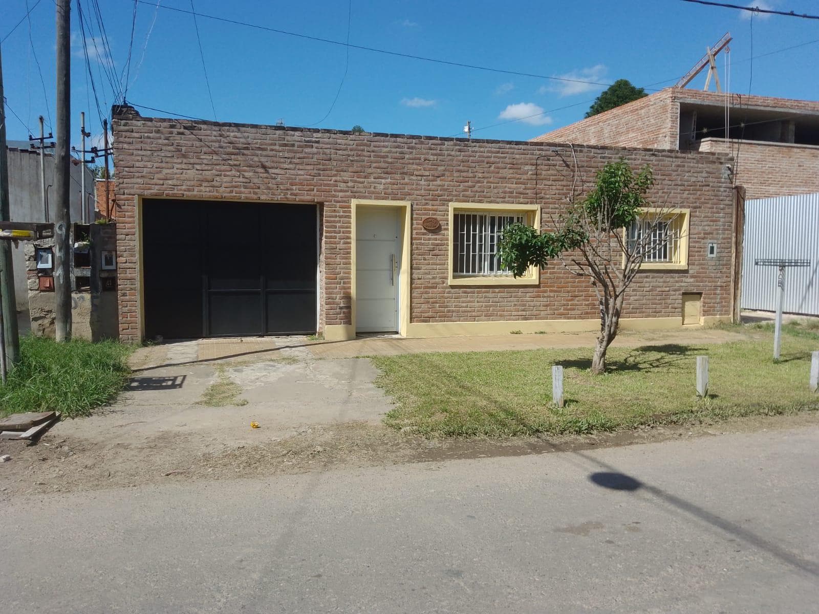 FOR SALE/EXCHANGE - House - 2 Bedrooms - Garage and Yard - Fisherton, Rosario.