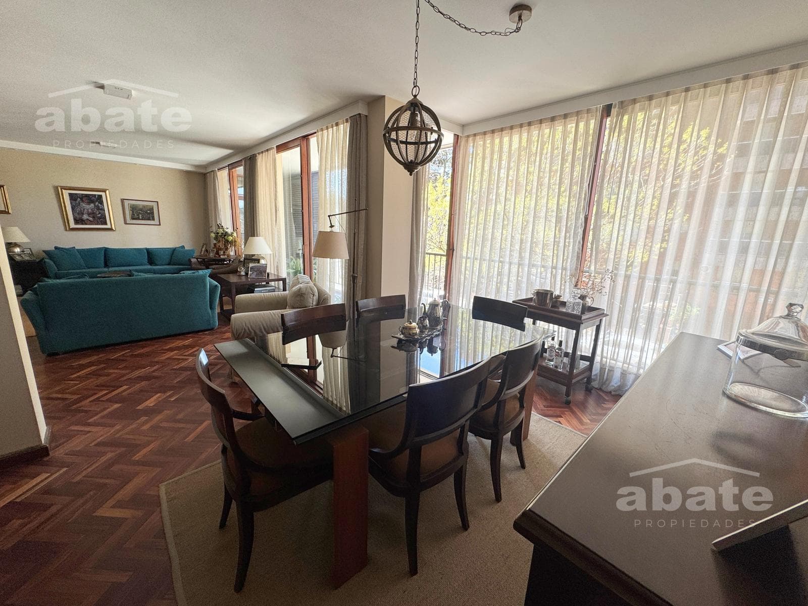 3-bedroom apartment in Punta Carretas with a garage and maid's quarters