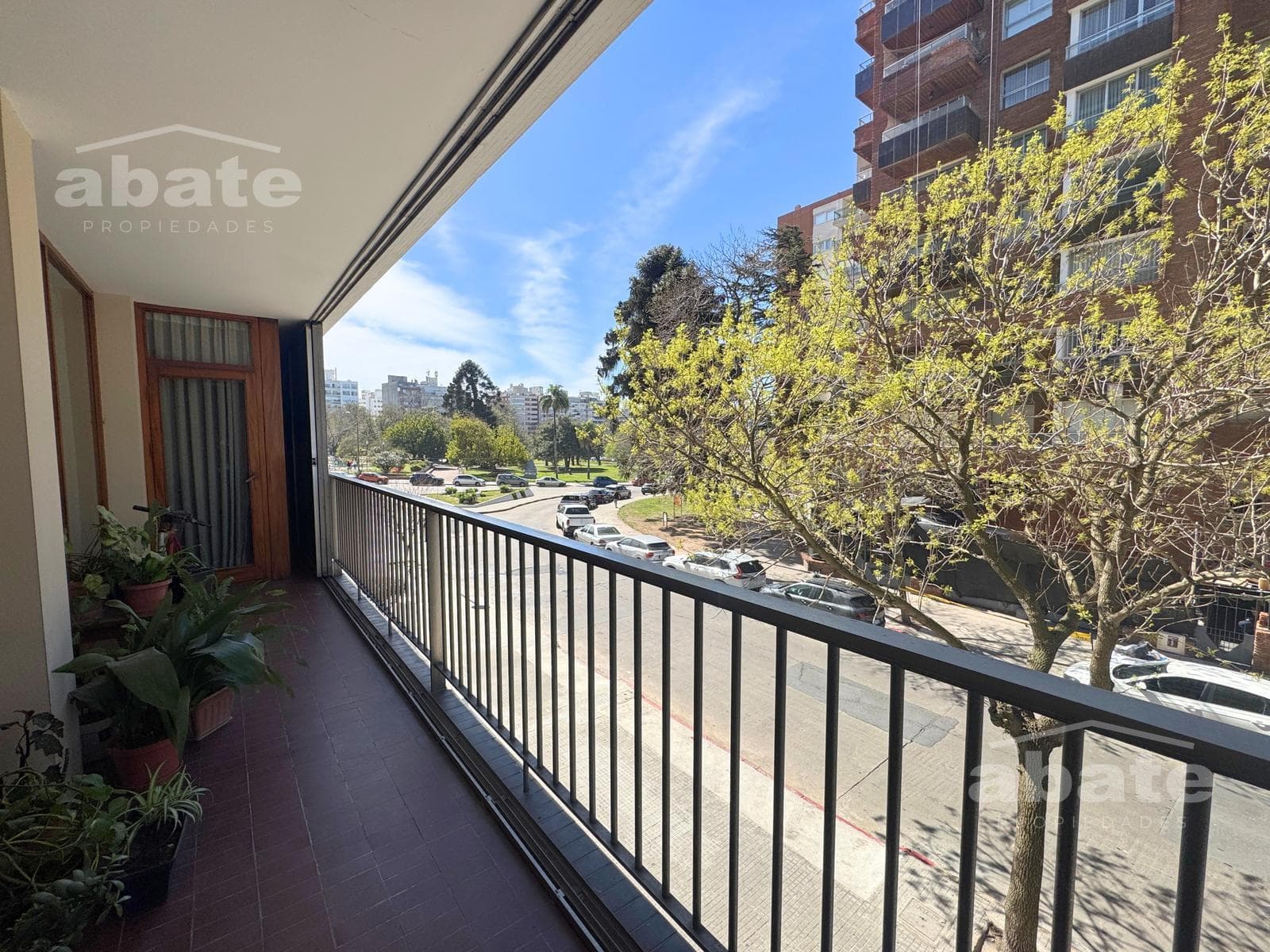 Apartamento en Punta Carretas de 3 dormitorios, garage y servicio