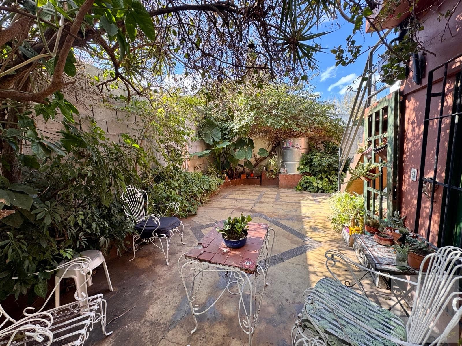 5-room house located at 1700 Padre Silverman, a few meters from the Church of Lourdes