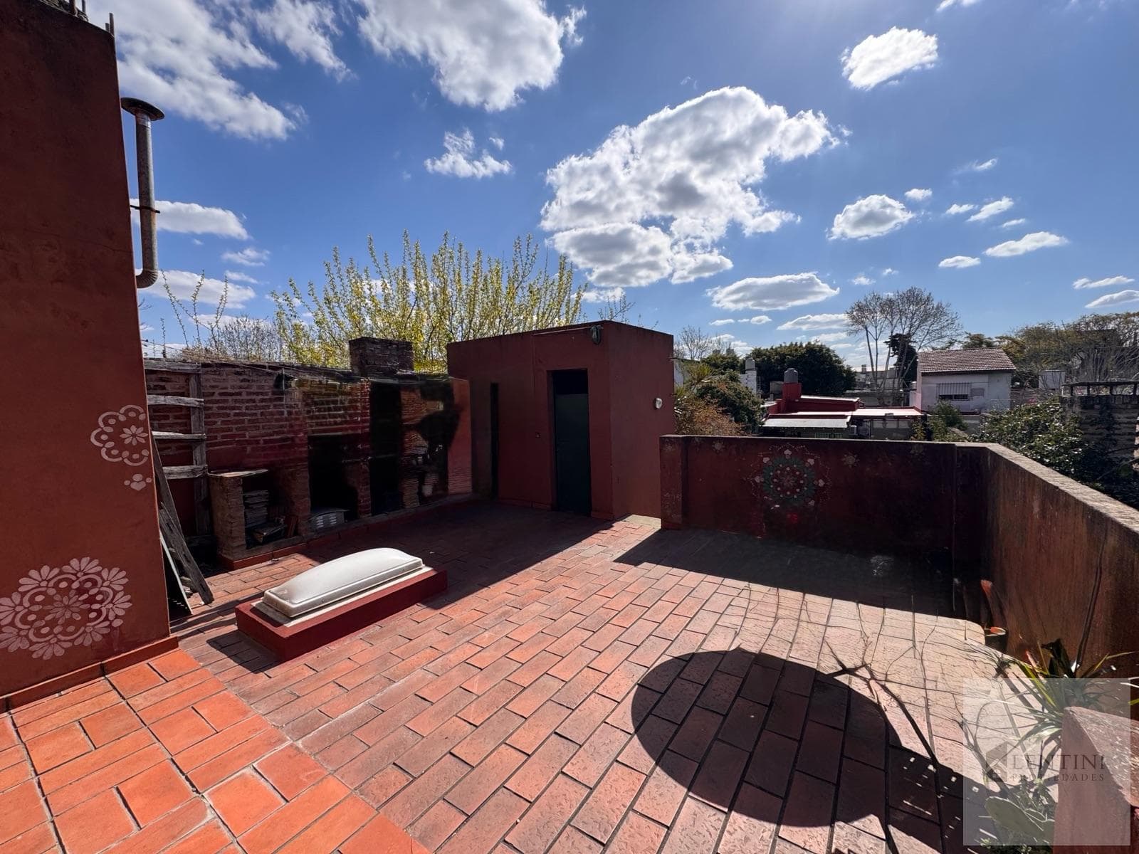 5-room house located at 1700 Padre Silverman, a few meters from the Church of Lourdes