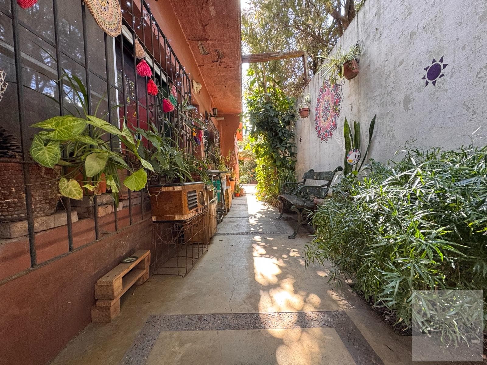 5-room house located at 1700 Padre Silverman, a few meters from the Church of Lourdes