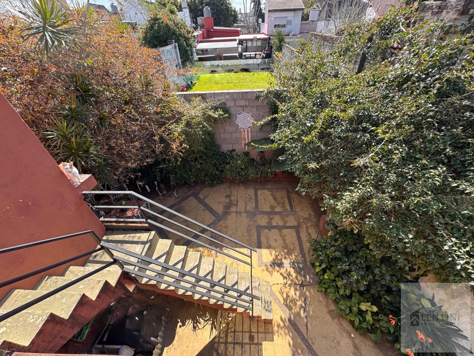 5-room house located at 1700 Padre Silverman, a few meters from the Church of Lourdes