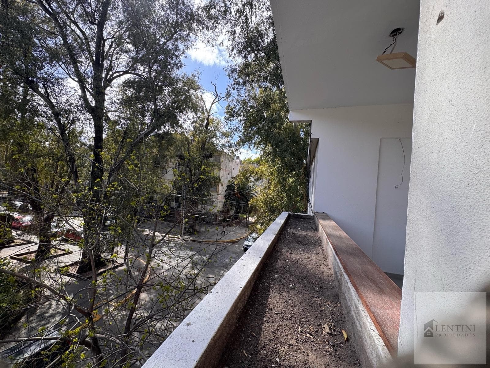 3-room apartment with an elevator and a balcony facing the street